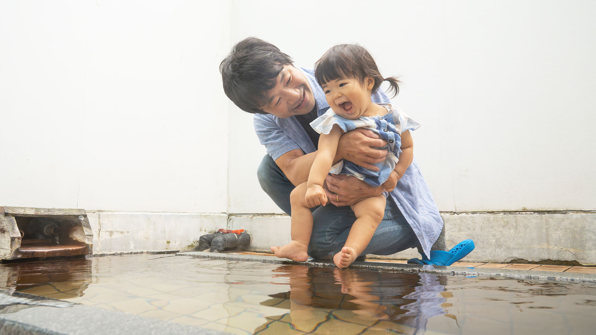 【メゾネット滞在イメージ／庭園露天風呂付客室】露天はお子様も安心してお入りいただける温度と深さです。