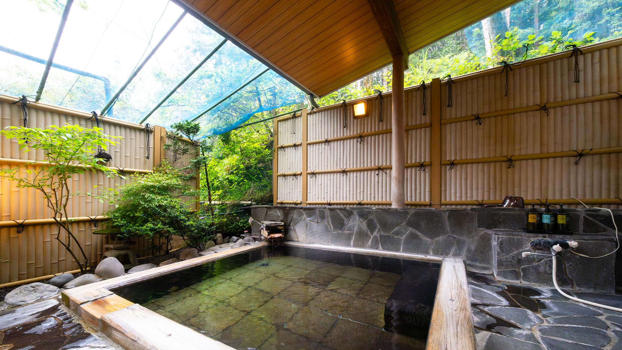 【温泉コーナー】洗い場にはシャンプー・コンディショナー・ボディソープのバスアメニティもございます。