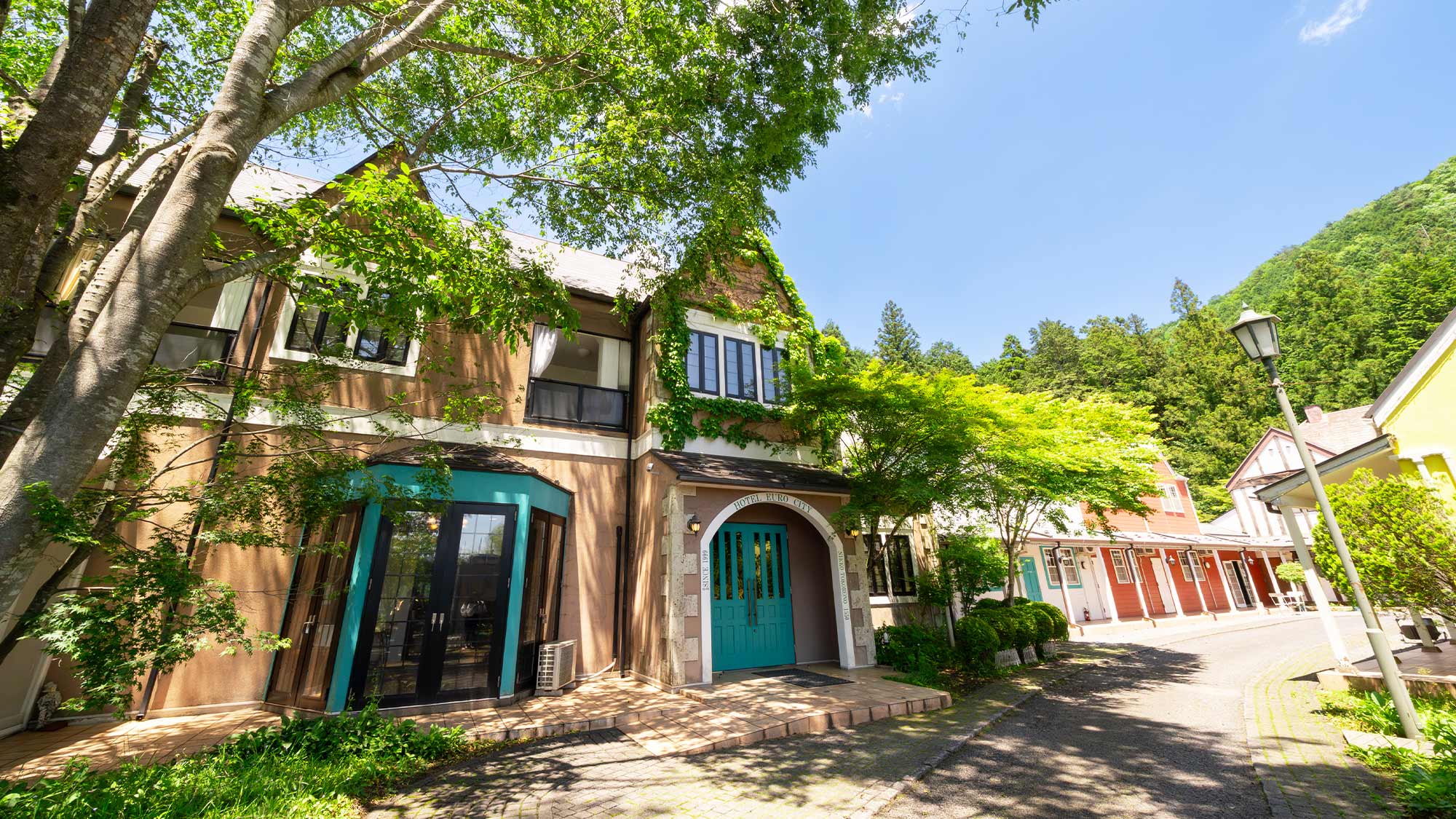 【外観】緑に包まれたメイン館。穏やかなひと時をお過ごしください。