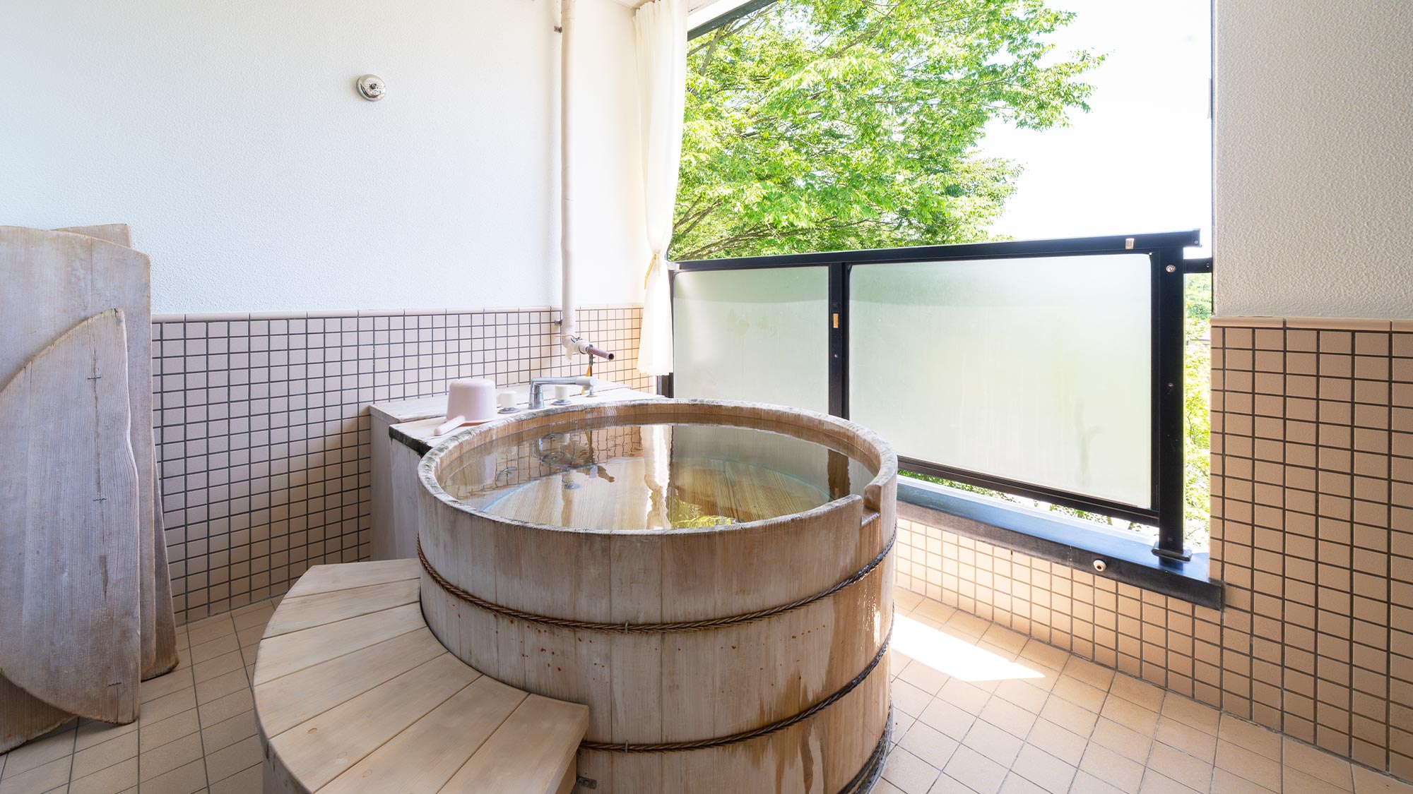 【メイン館2階／テラス露天風呂付客室】源泉100％の天然温泉を楽しめる露天風呂。シャワー室有