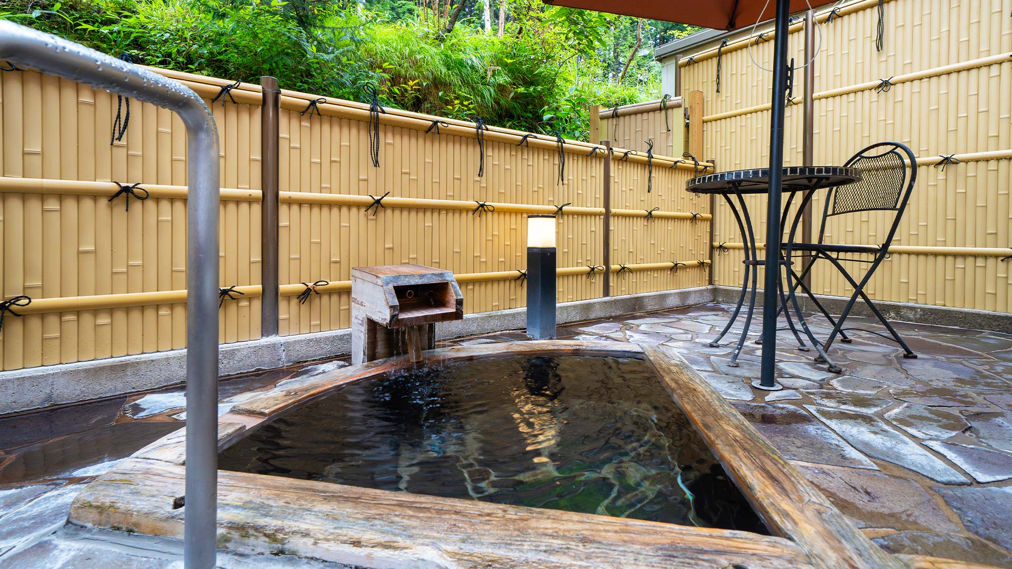 【メゾネット和洋室／庭園露天風呂付客室】お部屋によって露天風呂の浴槽も異なります。当日までお楽しみに