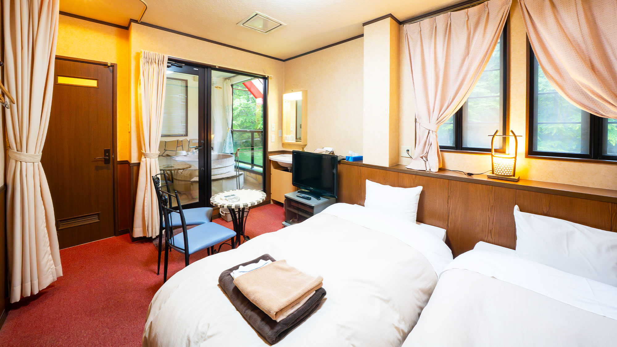 【メイン館2階／テラス露天風呂付客室】テラスに木のお風呂が付いたツインルームです。