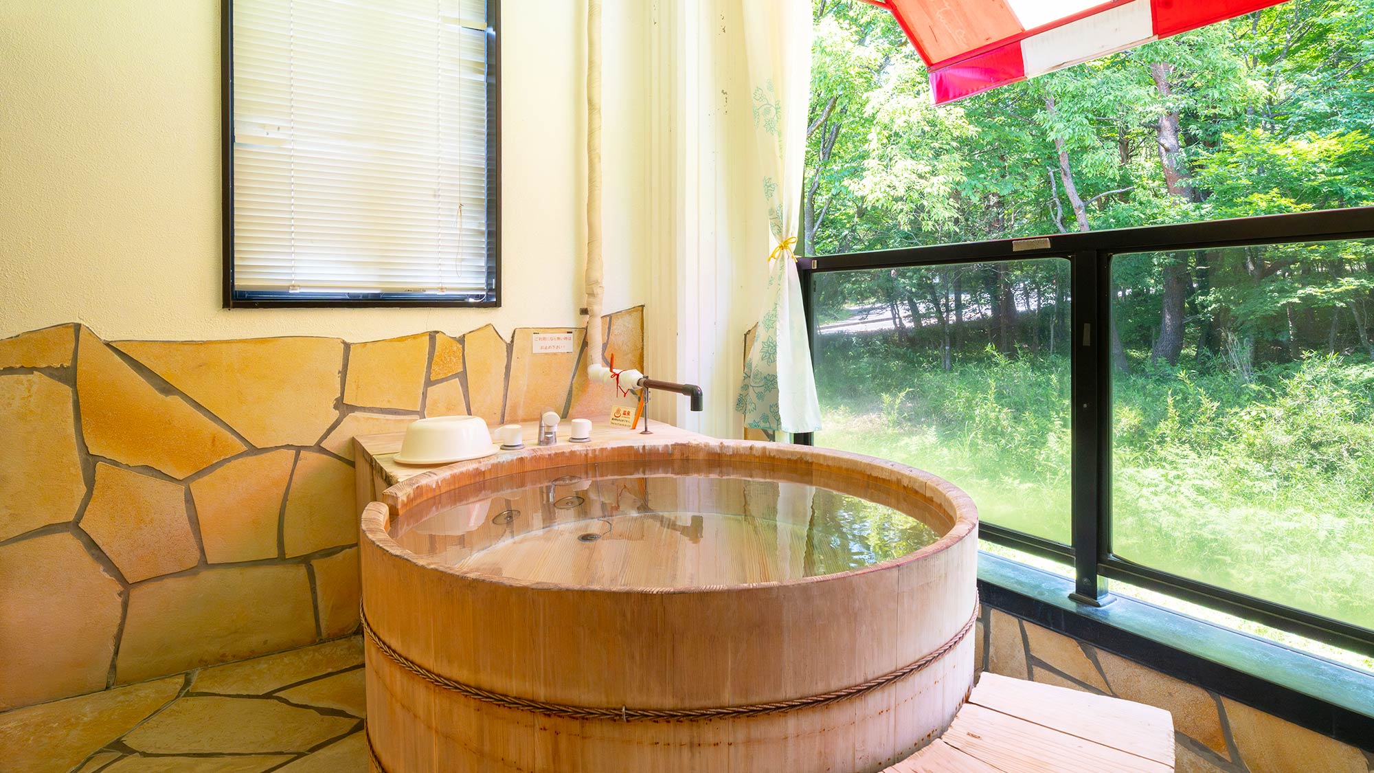 【メイン館2階／テラス露天風呂付客室】美しい緑の景色を眺めながらゆったりと。