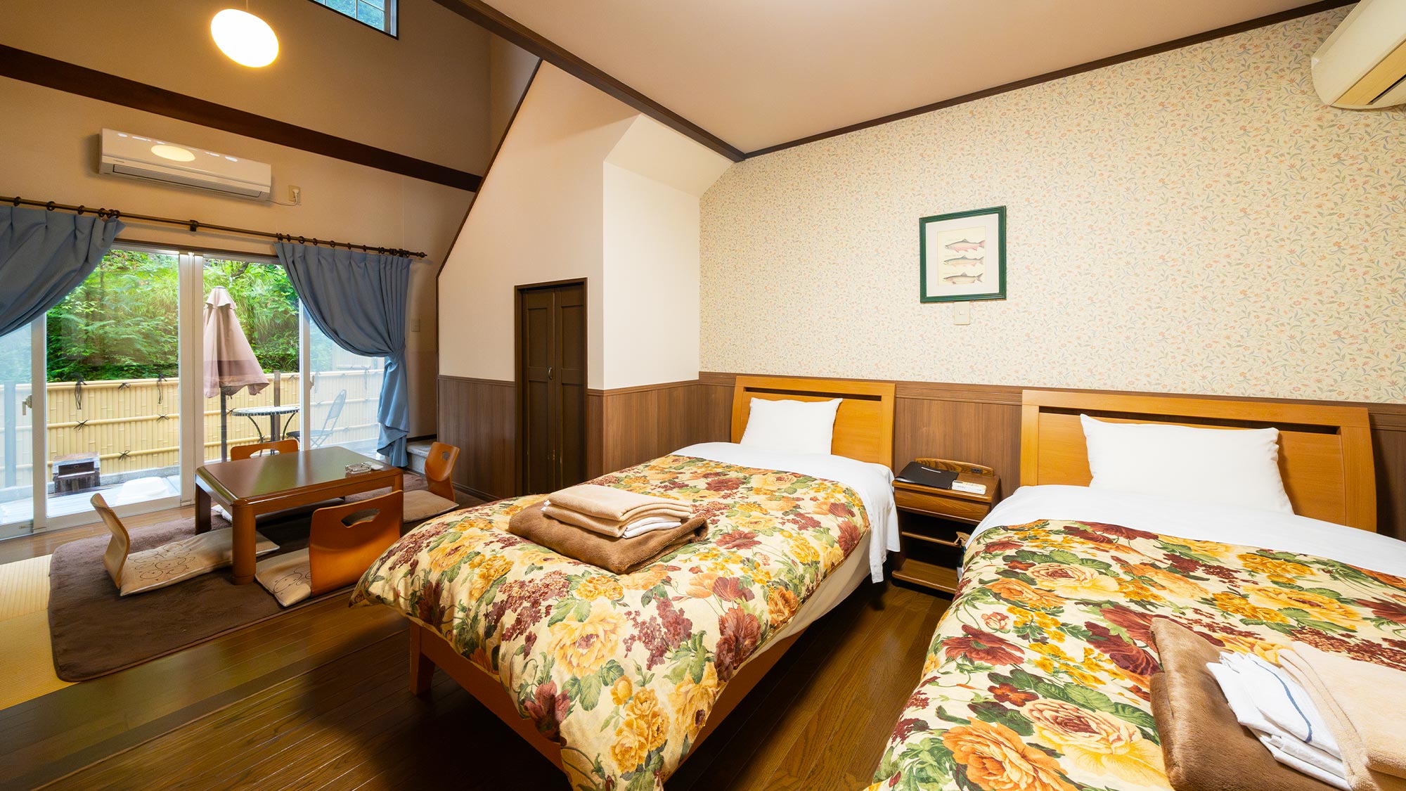 【メゾネット和洋室／庭園露天風呂付客室】シングルベッド4台+布団をご用意した定員5名のお部屋です。