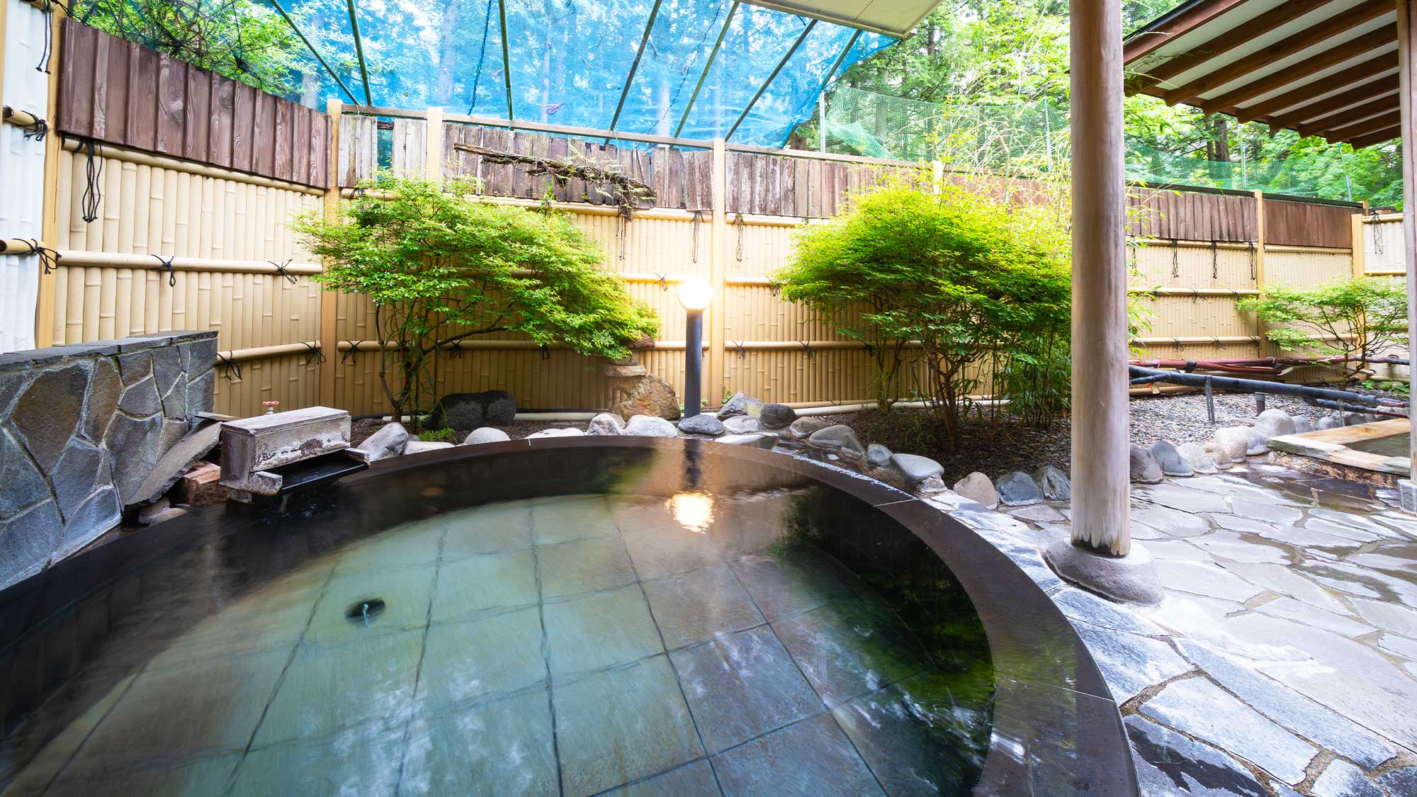 【温泉コーナー】露天風呂の大浴場をご用意しております。加水なしの100％源泉掛け流し温泉です。