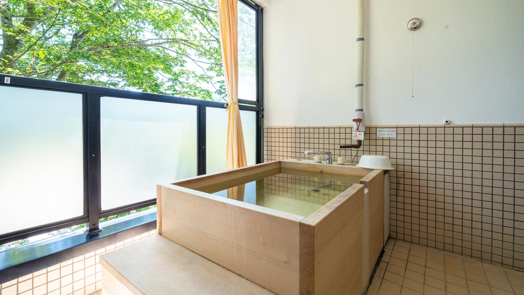 【メイン館2階／テラス露天風呂付客室】露天風呂は深さがある為、足場をご用意しております。