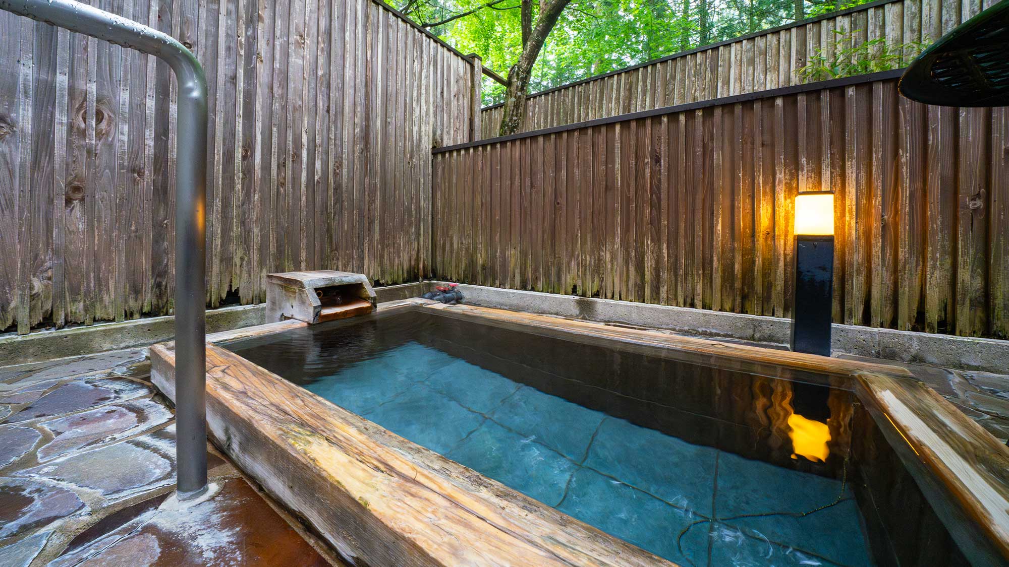 【メゾネット洋室／庭園露天風呂付客室】新緑の季節には美しい景色を見ながら湯浴みが出来ます。