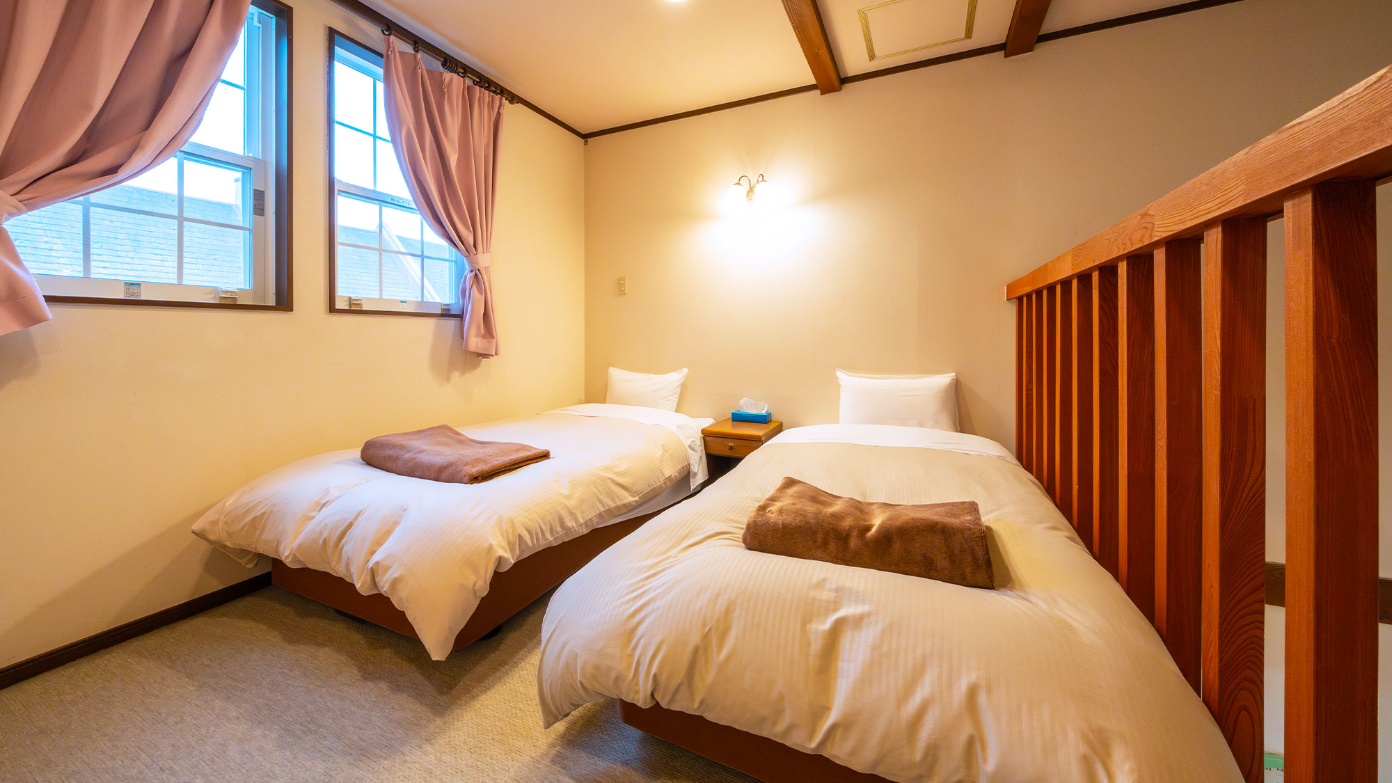【メゾネット和洋室／庭園露天風呂付客室】シングルベッド2台をご用意した2階の寝室。