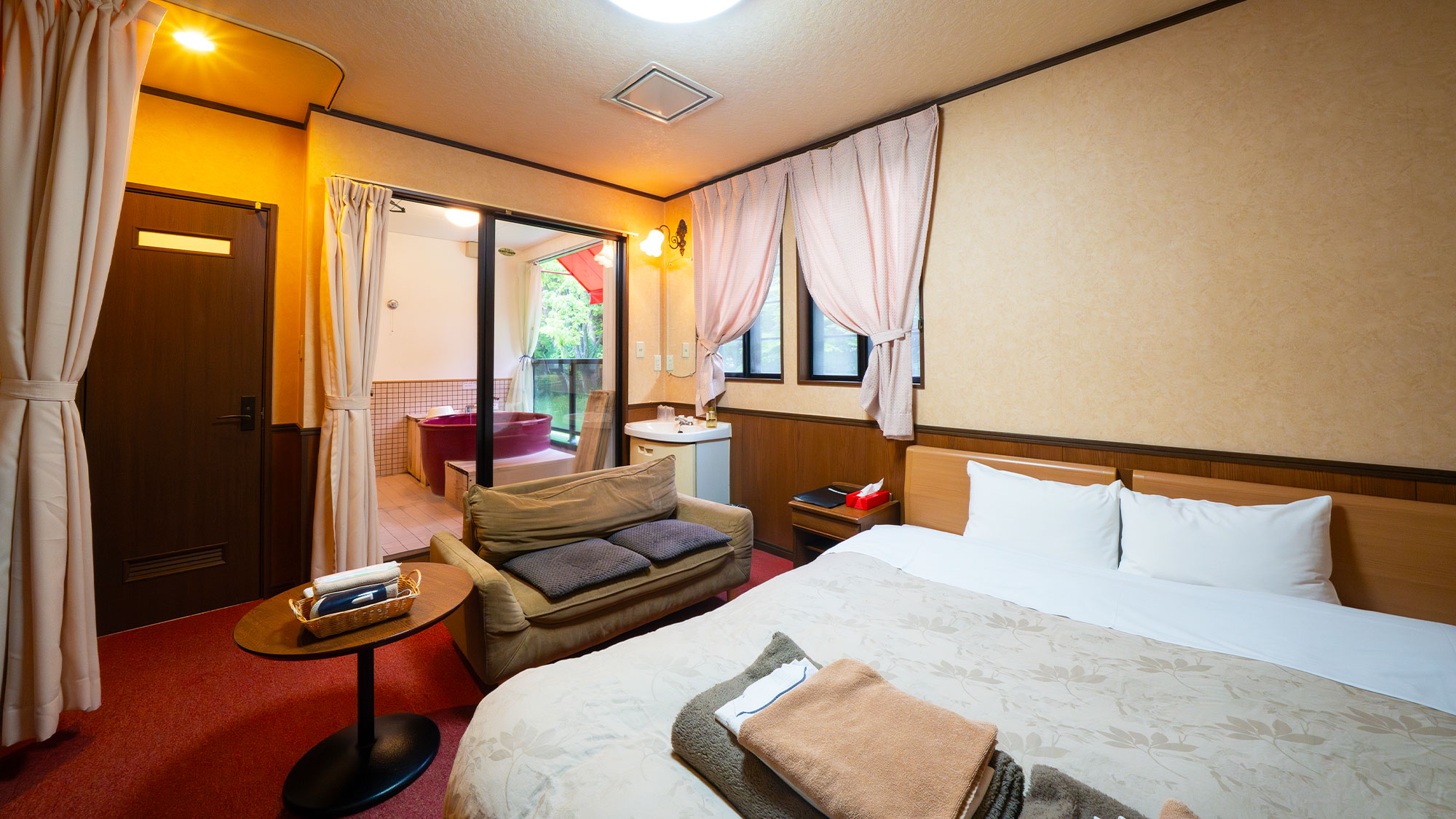 【メイン館2階／テラス露天風呂付客室】テラスに陶器のお風呂が付いたダブルルームです。