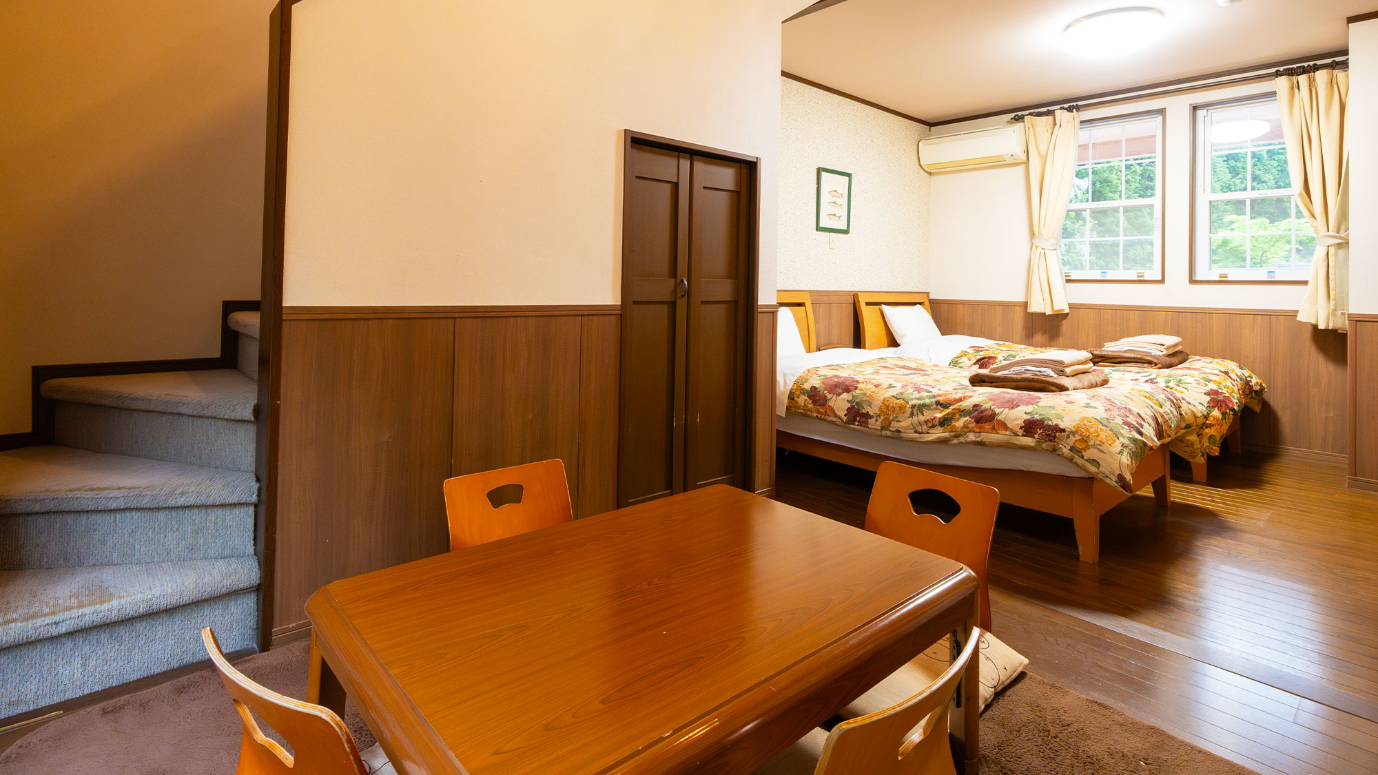 【メゾネット和洋室／庭園露天風呂付客室】畳とベッドの両方でお寛ぎいただける和洋室タイプ。