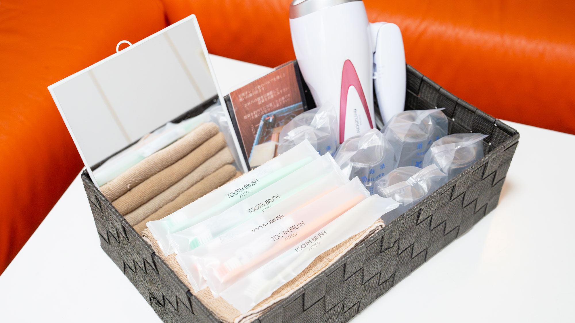 【メゾネット滞在イメージ／庭園露天風呂付客室】鏡やドライヤー、各種アメニティをご用意しております。