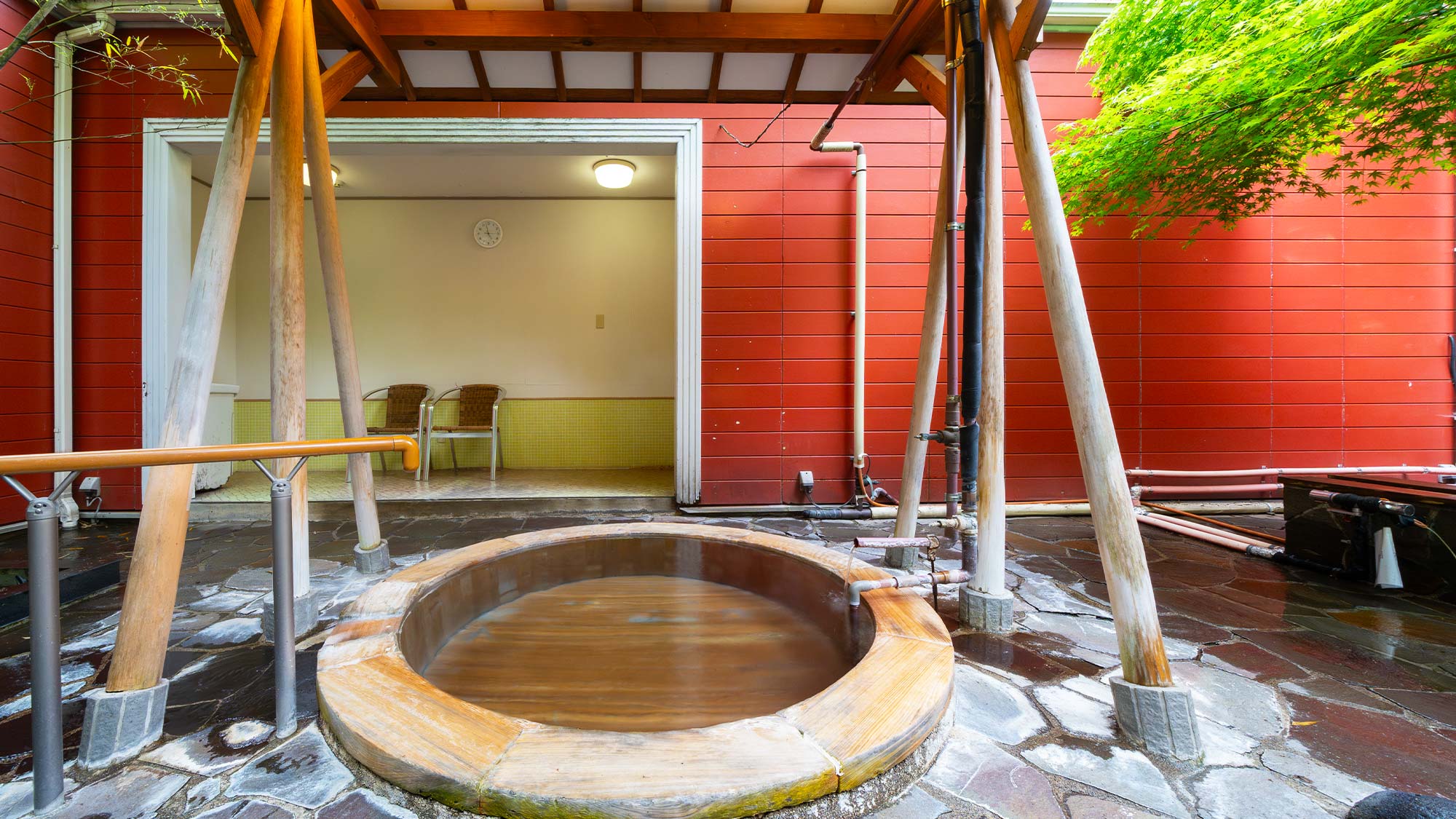 【温泉コーナー】午後10時以降は貸切風呂としてもご利用可能です。「貸切中」の木札をご利用ください。