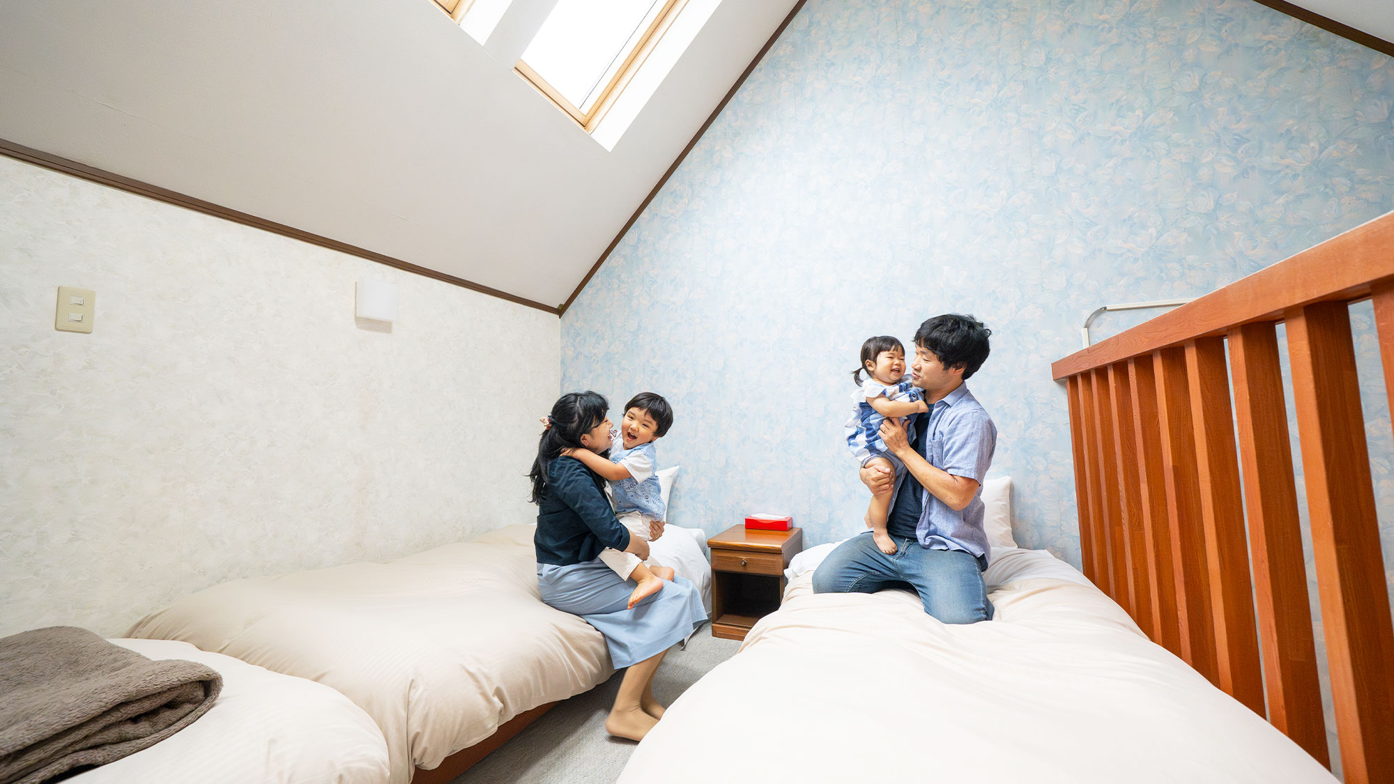 【メゾネット滞在イメージ／庭園露天風呂付客室】天窓から明るい光が差し込む2階寝室。開放的な空間です。