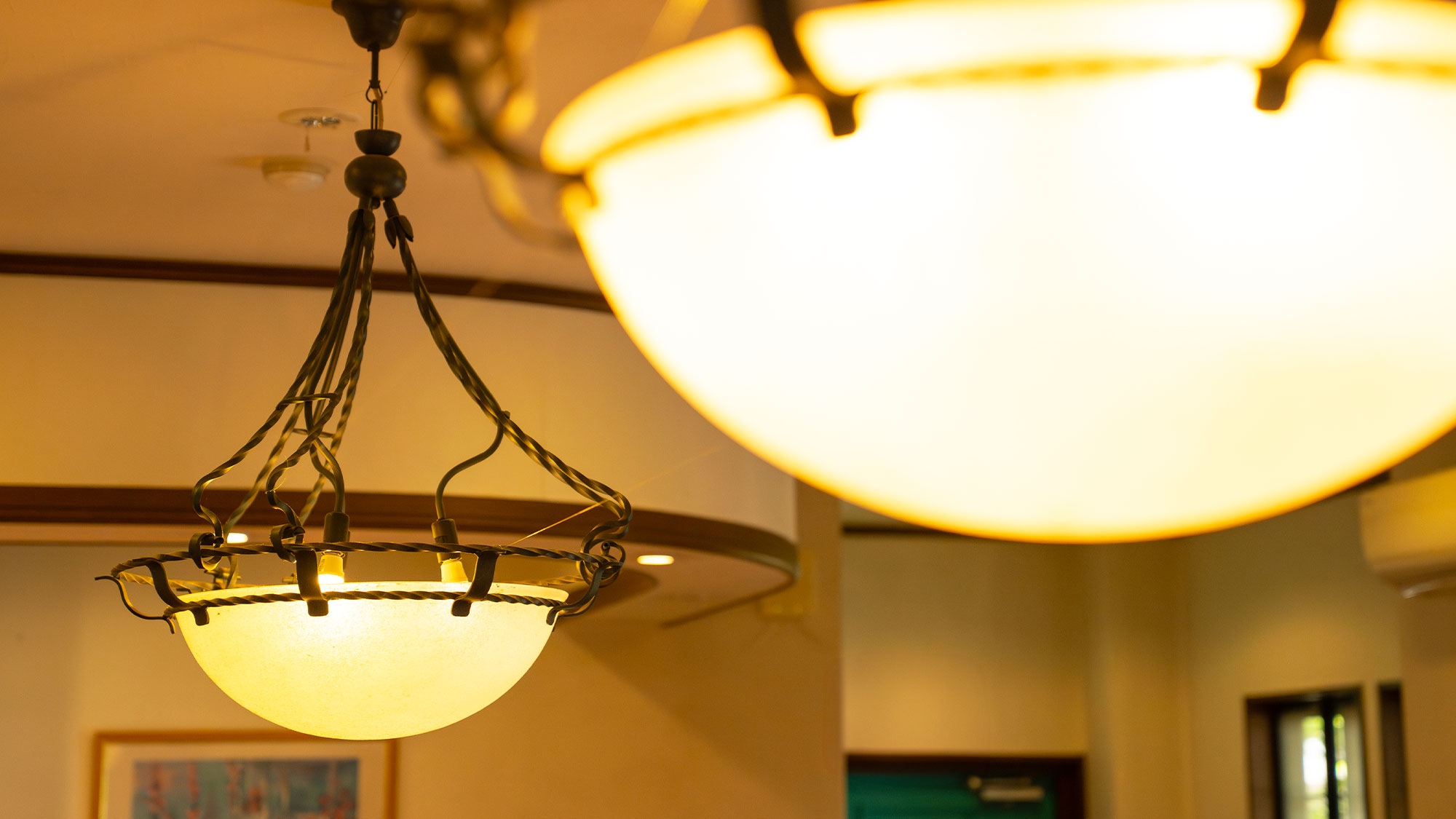 【ロビー】温かい光がロビーとゲストを包みます。