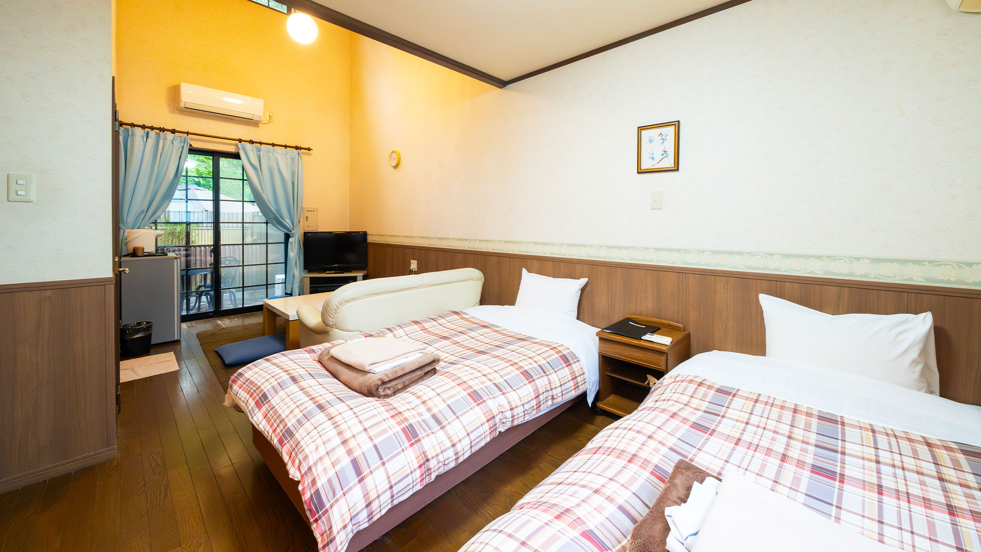 【メゾネット洋室／庭園露天風呂付客室】上下階ともにベッドを2台ずつご用意した4名定員のお部屋です。