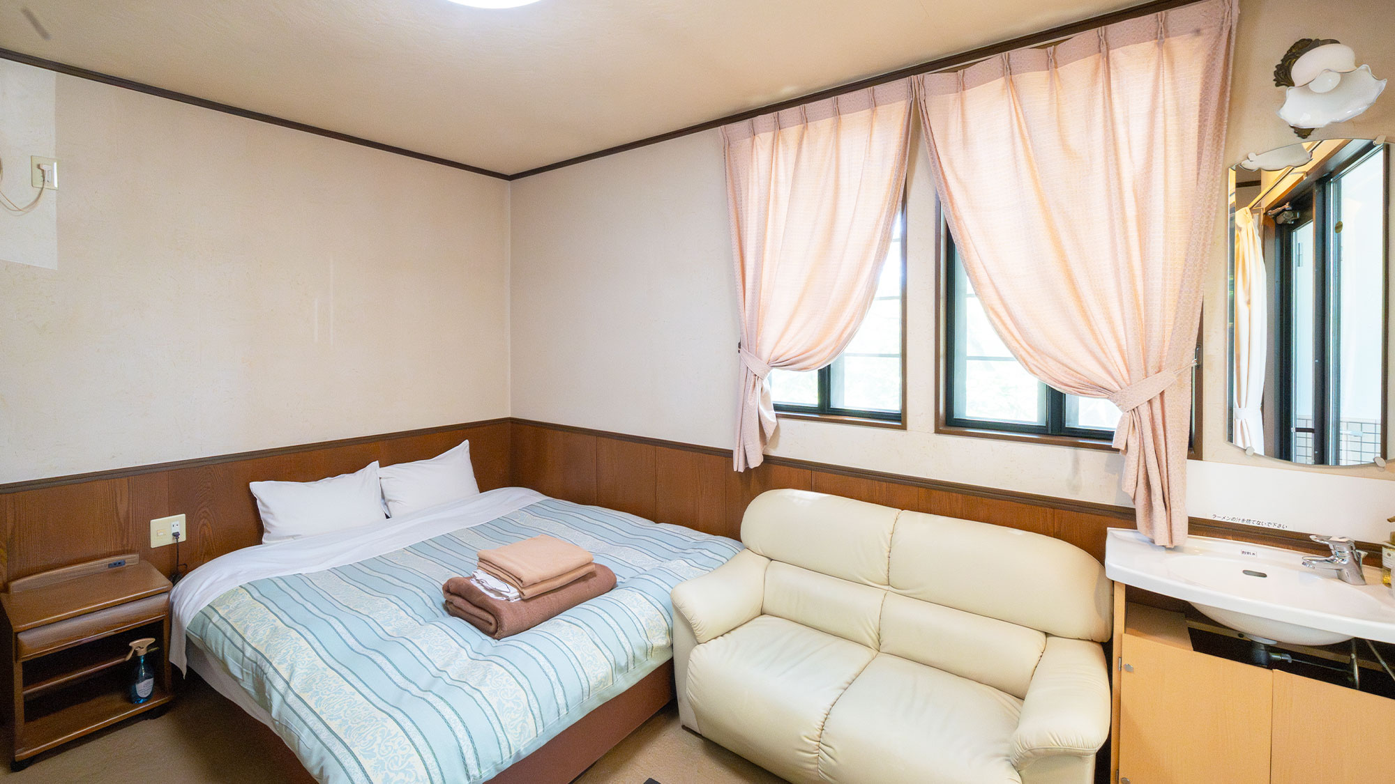 【メイン館2階／テラス露天風呂付客室】タオル・バスローブ・各種アメニティもご用意しております。