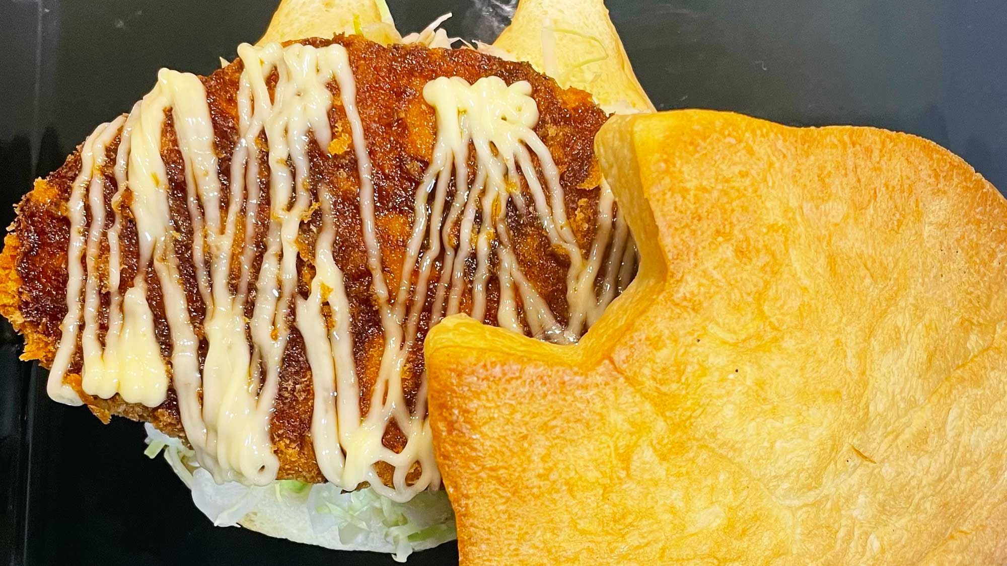 【M'sキッチン】ソースカツをふわふわのニャンコパンと一緒に♪はみでるカツにゃんこサンド