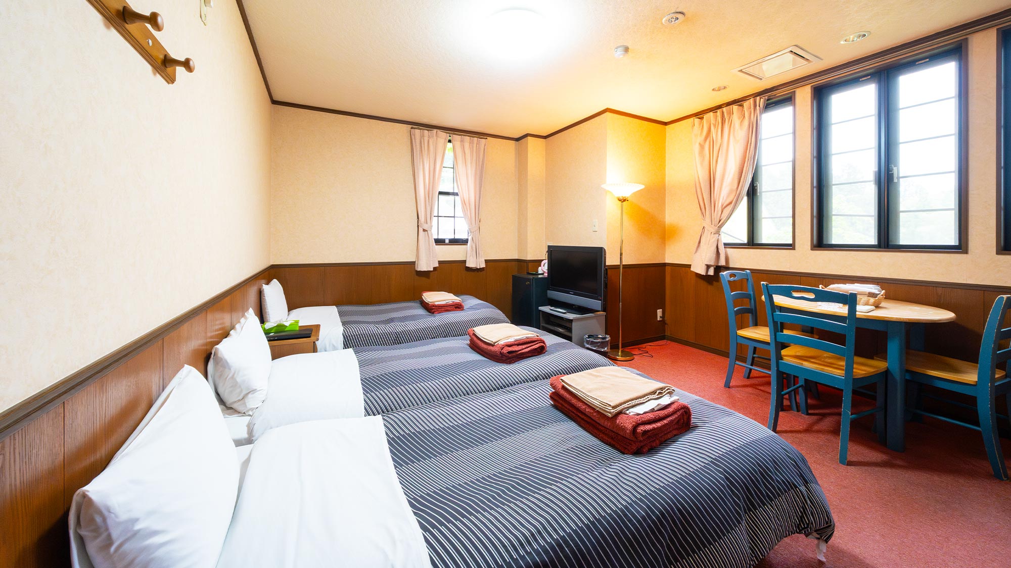 【メイン館2階／テラス露天風呂付客室】窓に面したベッドでお寛ぎください。女子旅・男子旅におすすめ。