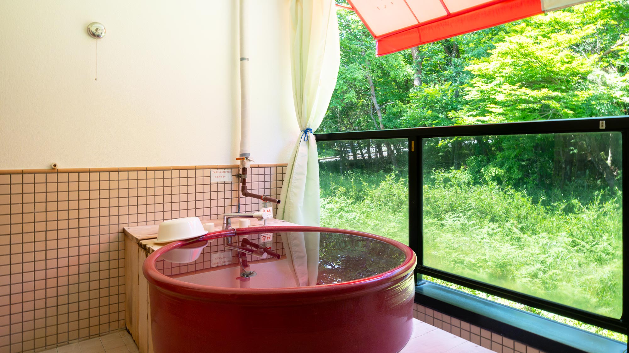 【メイン館2階／テラス露天風呂付客室】日光の自然を眺めながら、ごゆっくり湯浴みをお楽しみください。