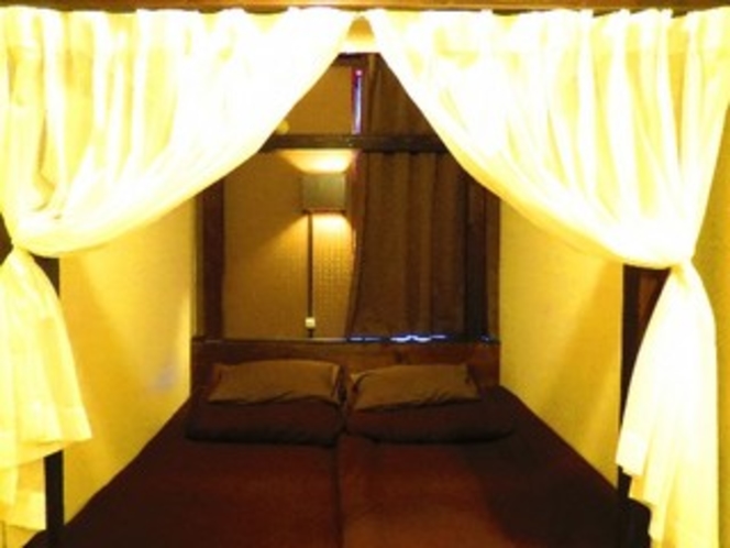 個室　ツインルーム1号室　寝心地の良いマットレスと雰囲気のあるお部屋