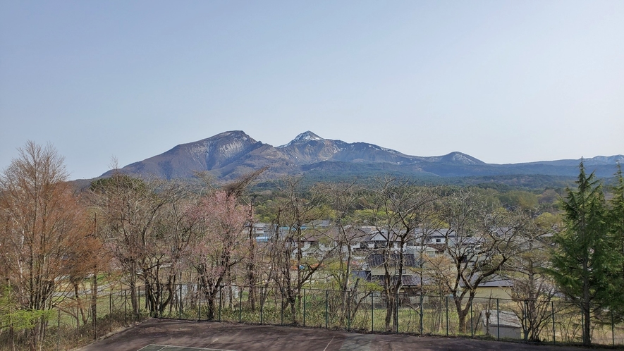 *ホテルからの眺め：四季折々の磐梯山の風景が広がります。