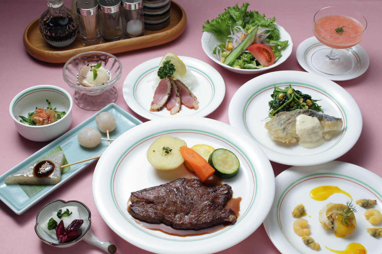 お料理の一例。オードブル、肉、魚料理やデザートまで