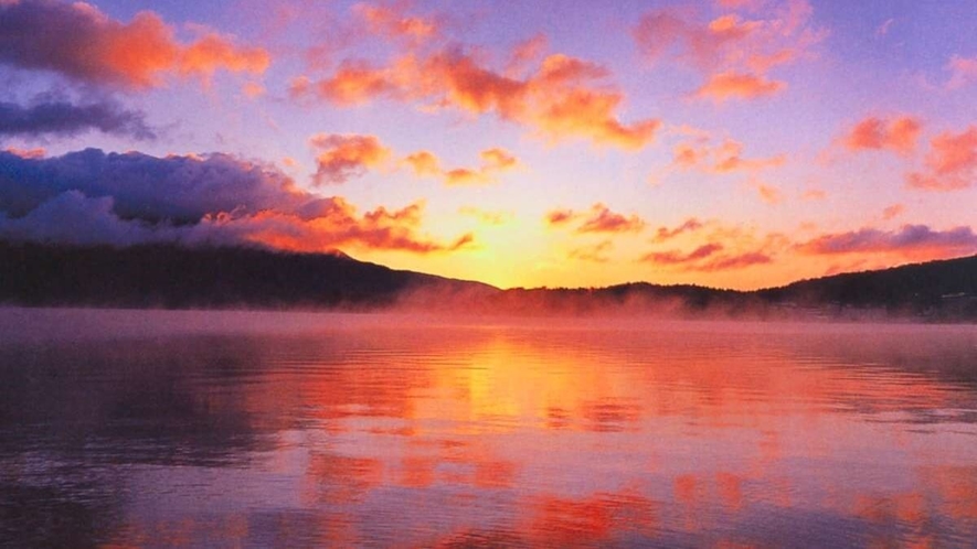 ■阿寒湖の朝焼け