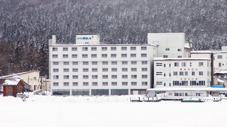 ■ホテル外観（冬）