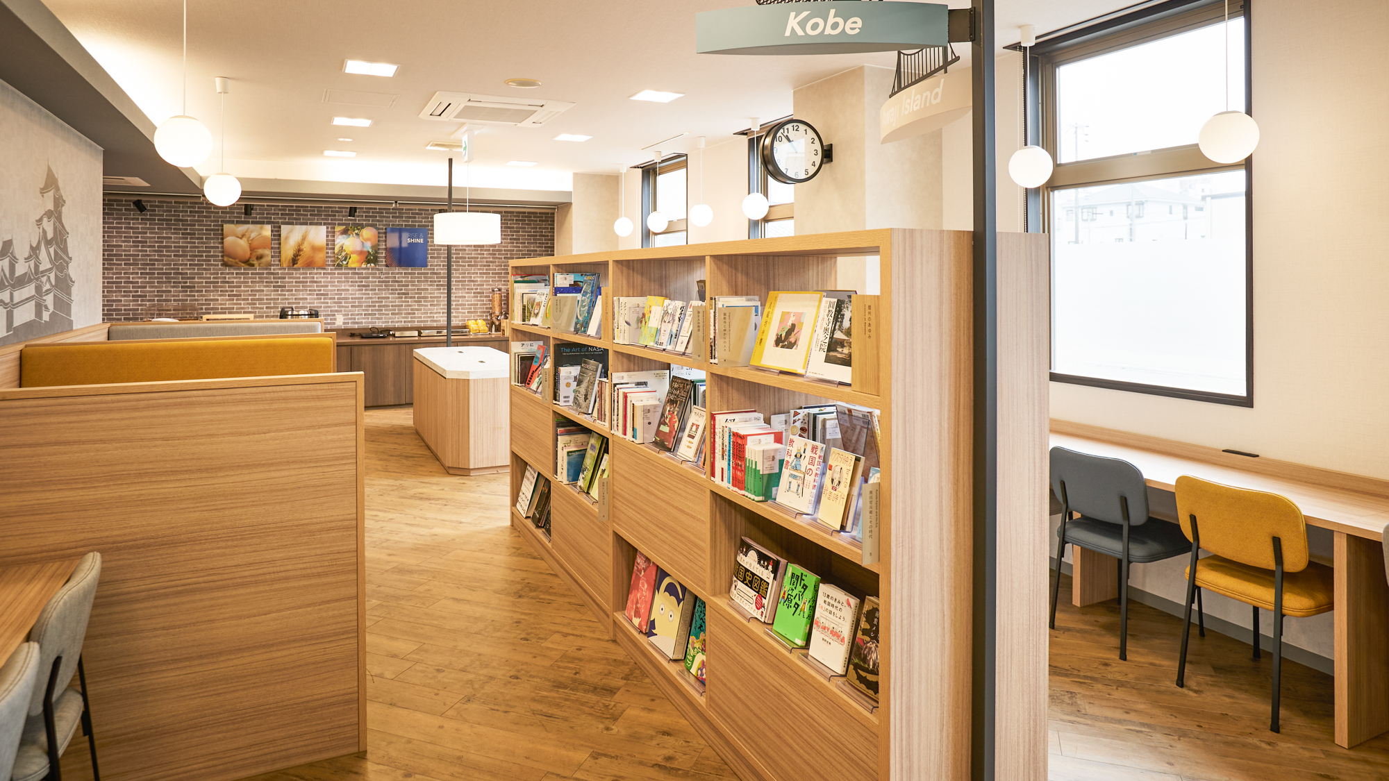 【ライブラリーカフェ】本に囲まれた、落ち着いた雰囲気の空間です