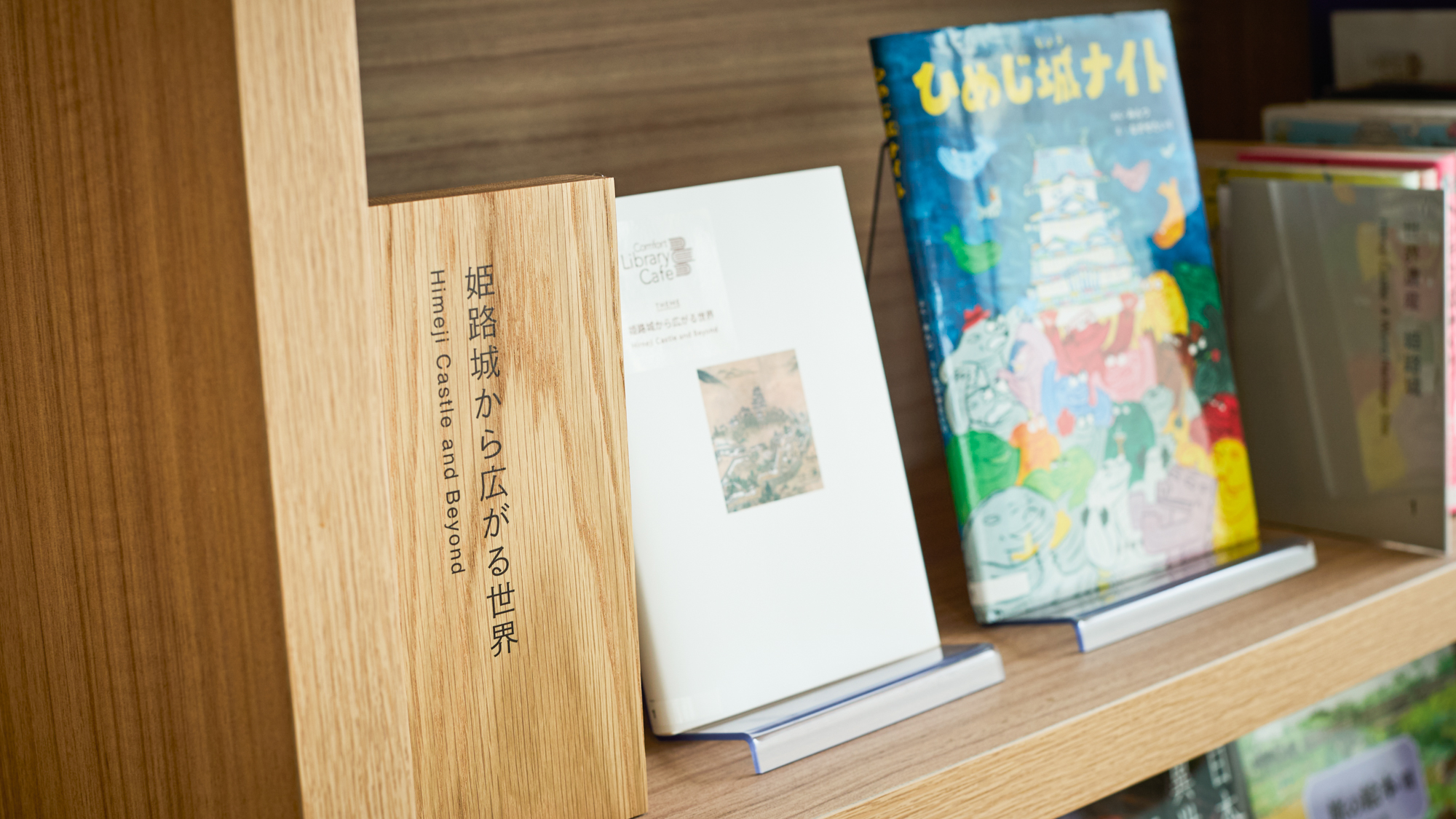 【ライブラリーカフェ】読書や調べものをしながら過ごせます