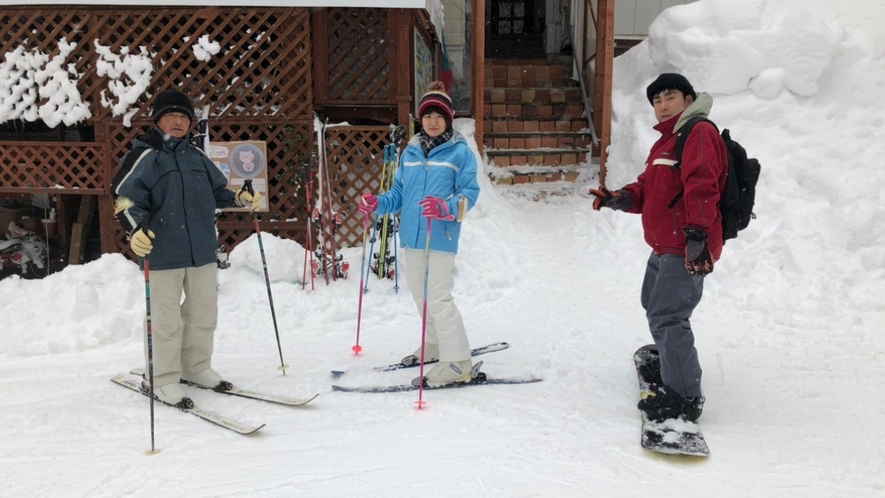 冬は宿前がスキー場コース！