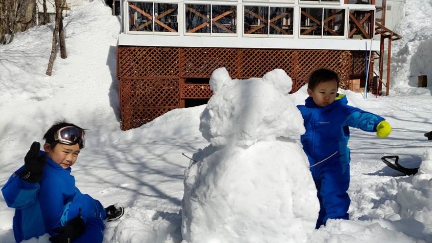 お子様は雪遊び満喫