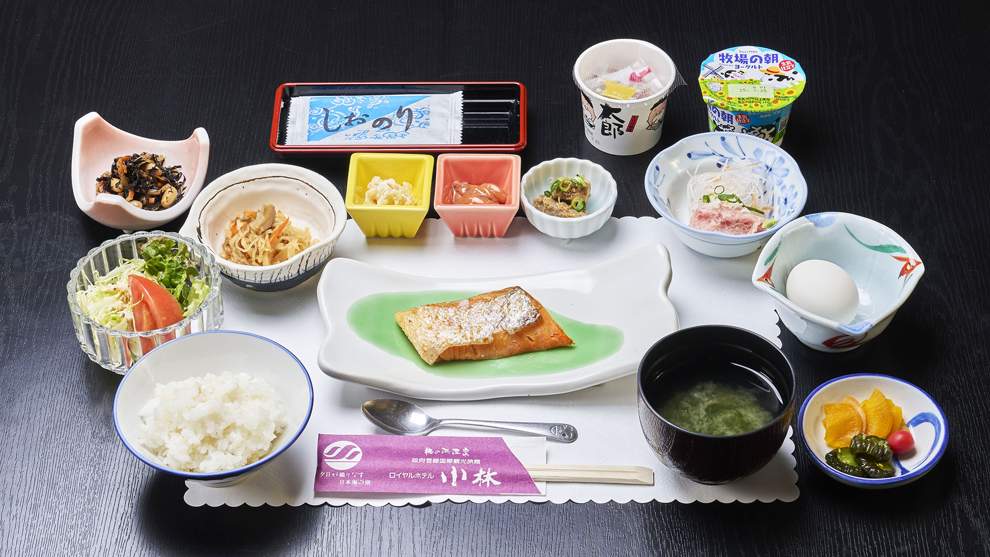 ・【朝食一例】新潟食材を使った和食膳をご用意。品数豊富なおかずと炊き立て御飯が良く合います