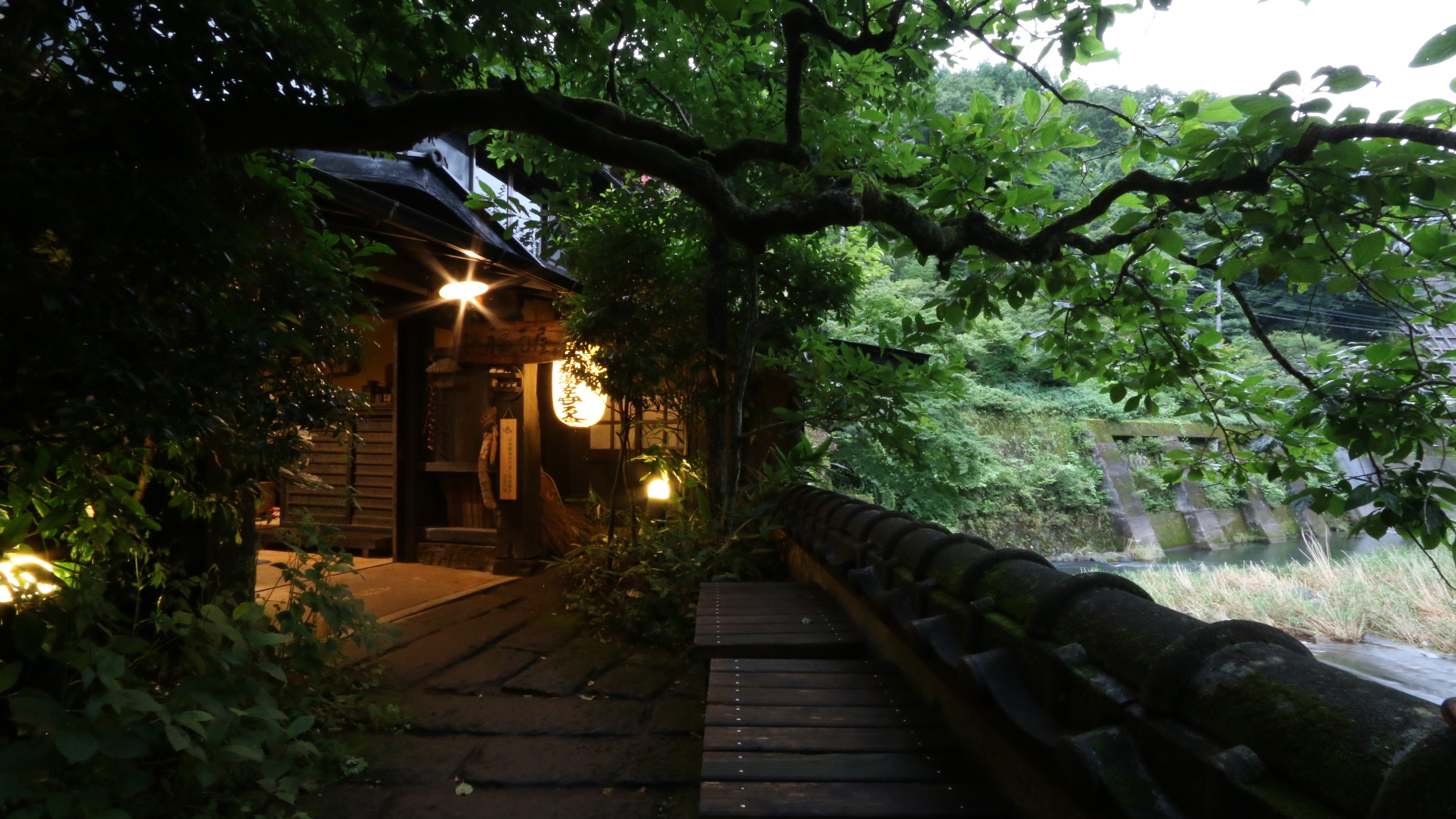 町田川沿いに佇む旅館です