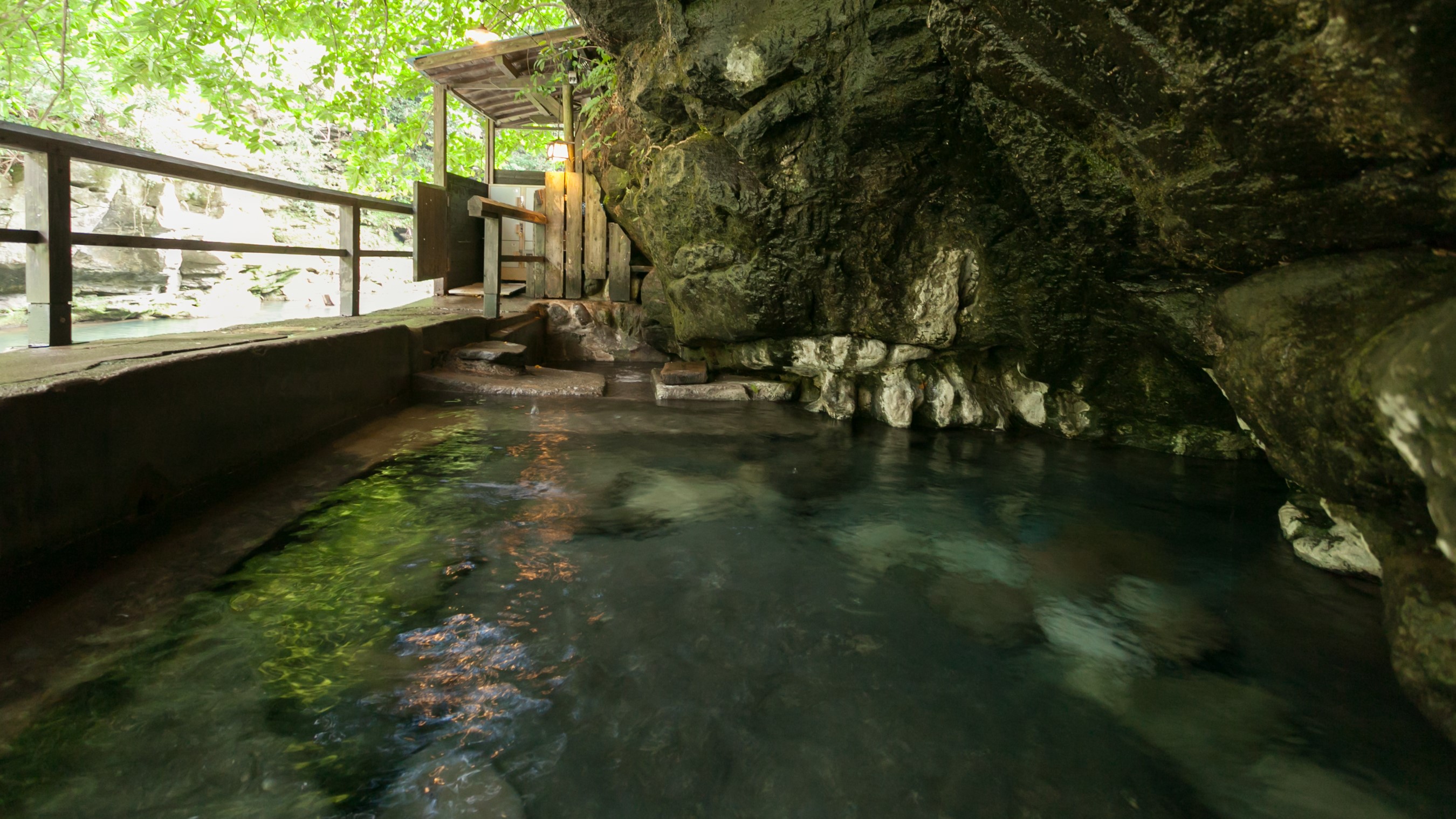 当館の顔ともいえる壁湯天然洞窟温泉