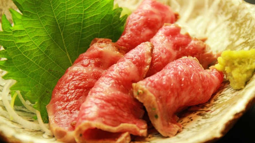 田舎会席　一例＊牛のたたき＊柔らかい肉質で肉の甘い風味が口の中に優しく広がります♪