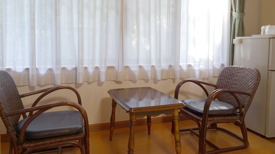 客室一例／和室12畳。窓辺に腰かけて過ごす束の間のひと時。