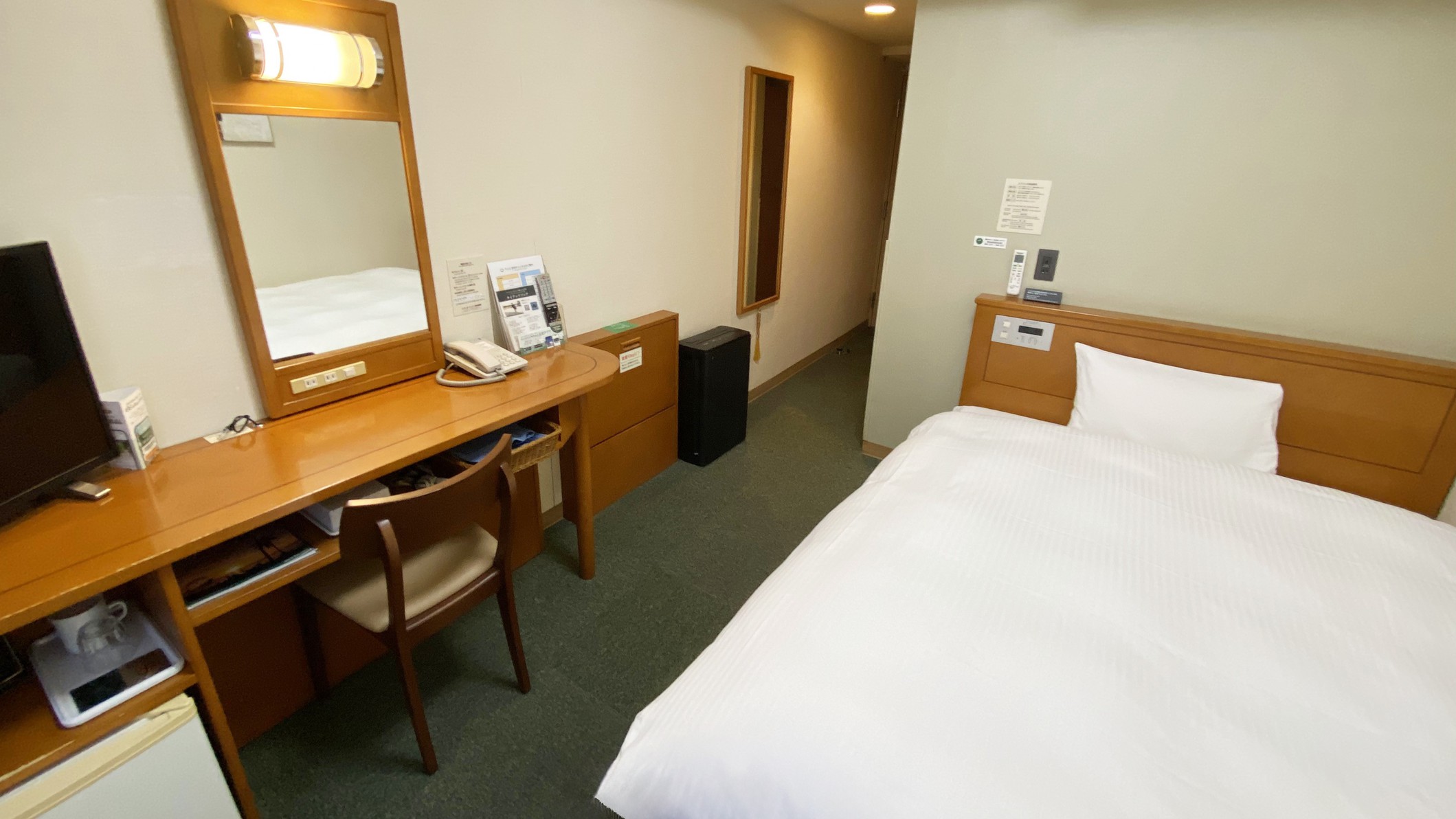 禁煙シングルルーム(セミダブルベッド/WI-FI接続無料）)