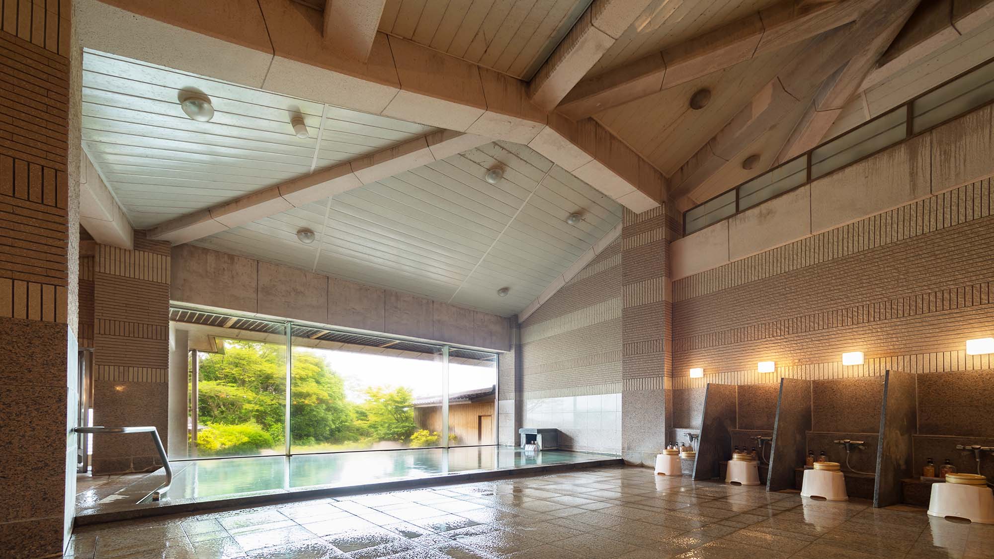 庭園露天風呂付大浴場「峰望の湯」 /  日本庭園を眺めながらゆったりと入る内湯