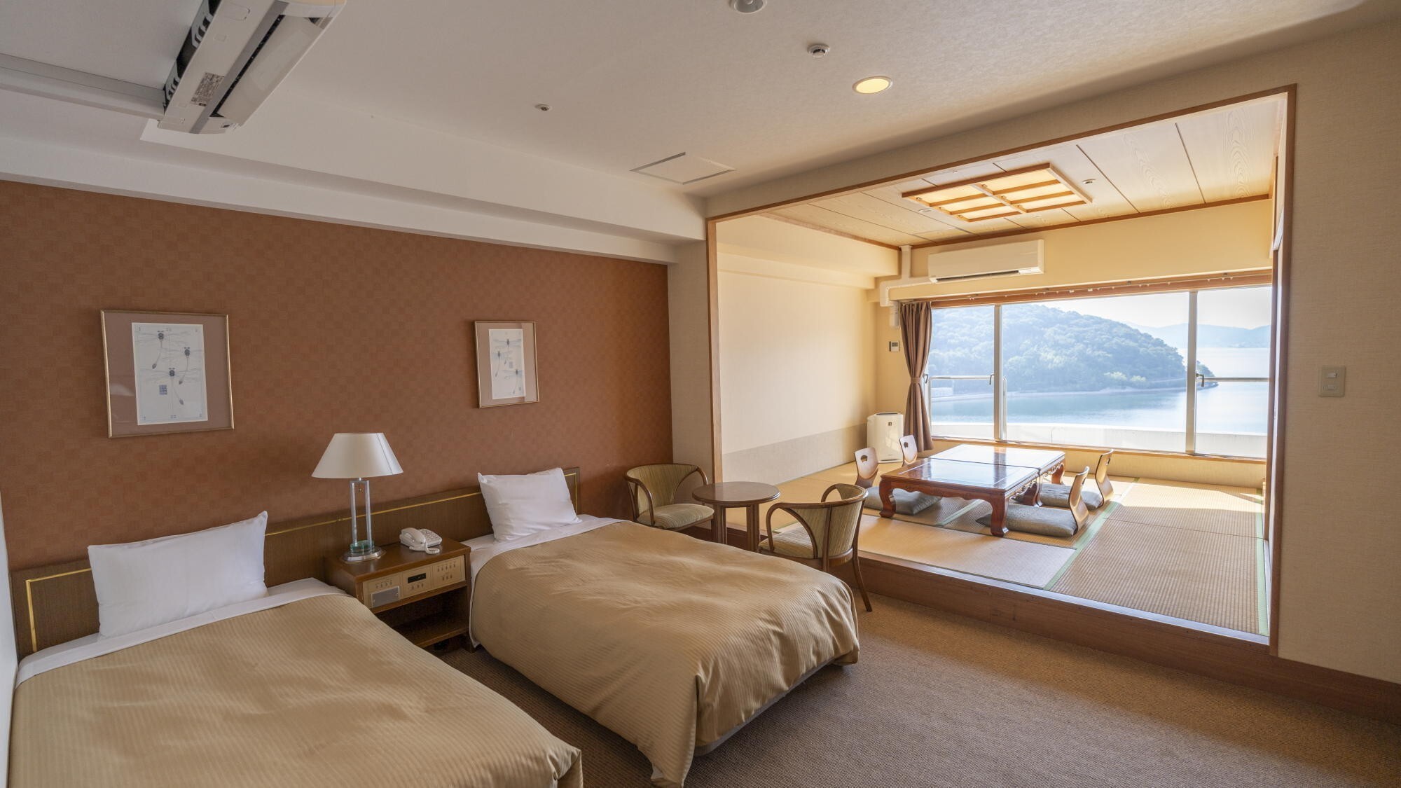 ◆和洋室｜眺めの良い高層階10階に位置する、ツインベッド＋8畳和室の和洋折衷客室です。