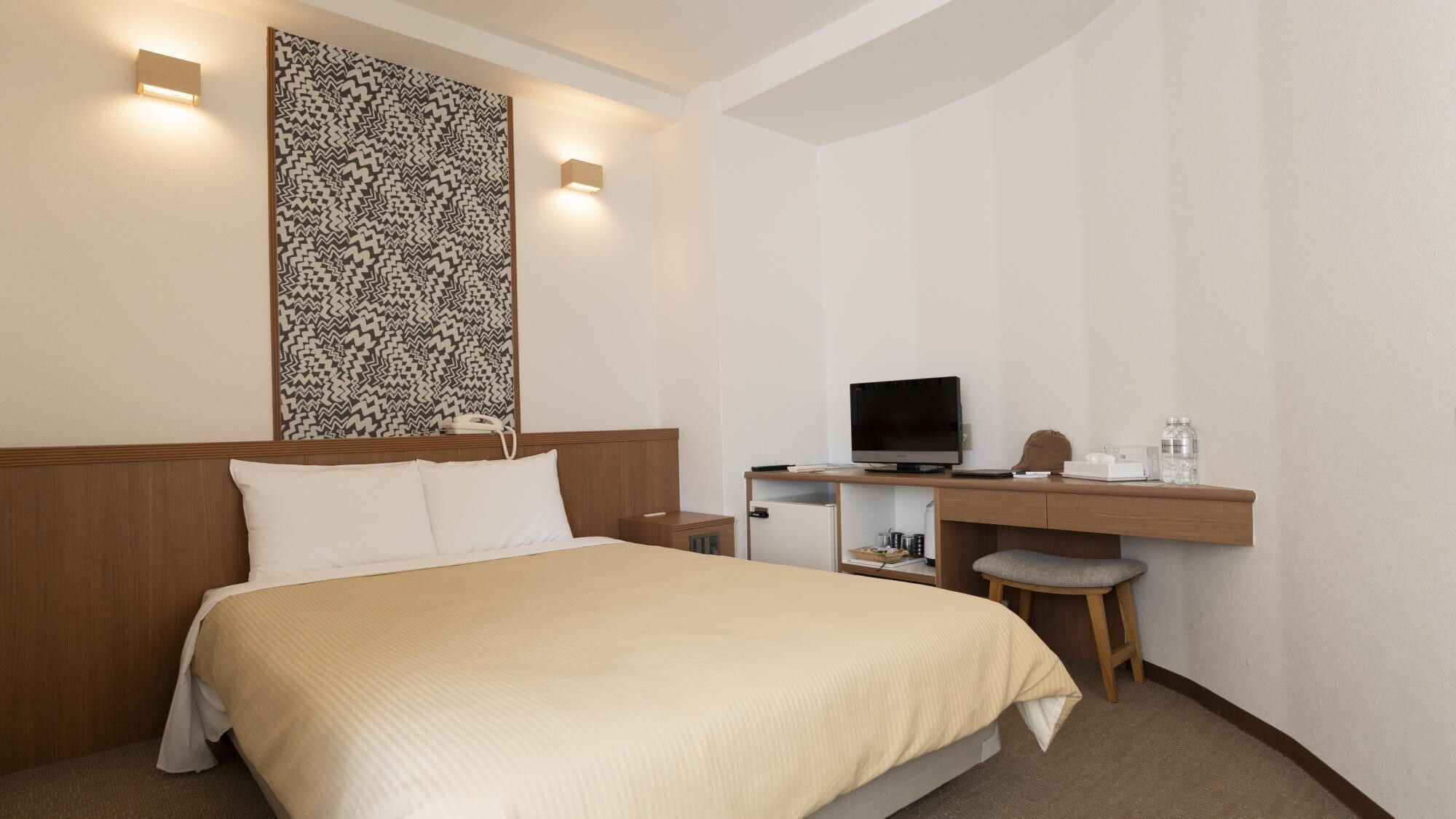 ◆ダブル｜各フロアの両サイドに位置するダブルルーム。窓からは美しい瀬戸内海が一望できます。