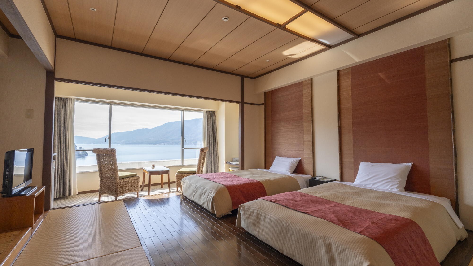 ◆モダンツイン9階（禁煙）｜40平米の広々客室にセミダブルサイズのゆったりベッドを設えております。