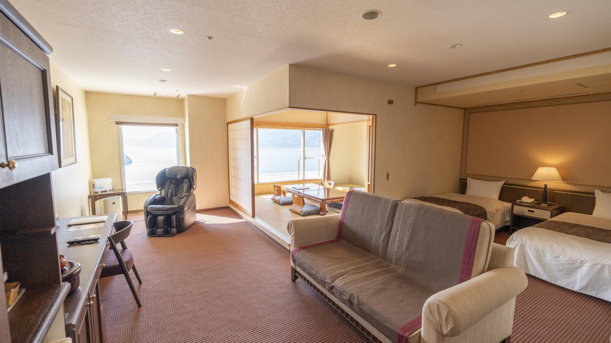 ◆セミスイート｜専用設備として、マッサージチェアと大型液晶TVを常設しております。