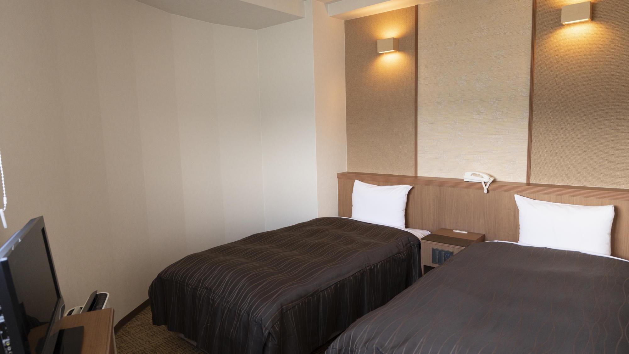 ◆ツイン｜お部屋は通常タイプに比べて小さめですが、窓からは美しい瀬戸内海が一望できます。