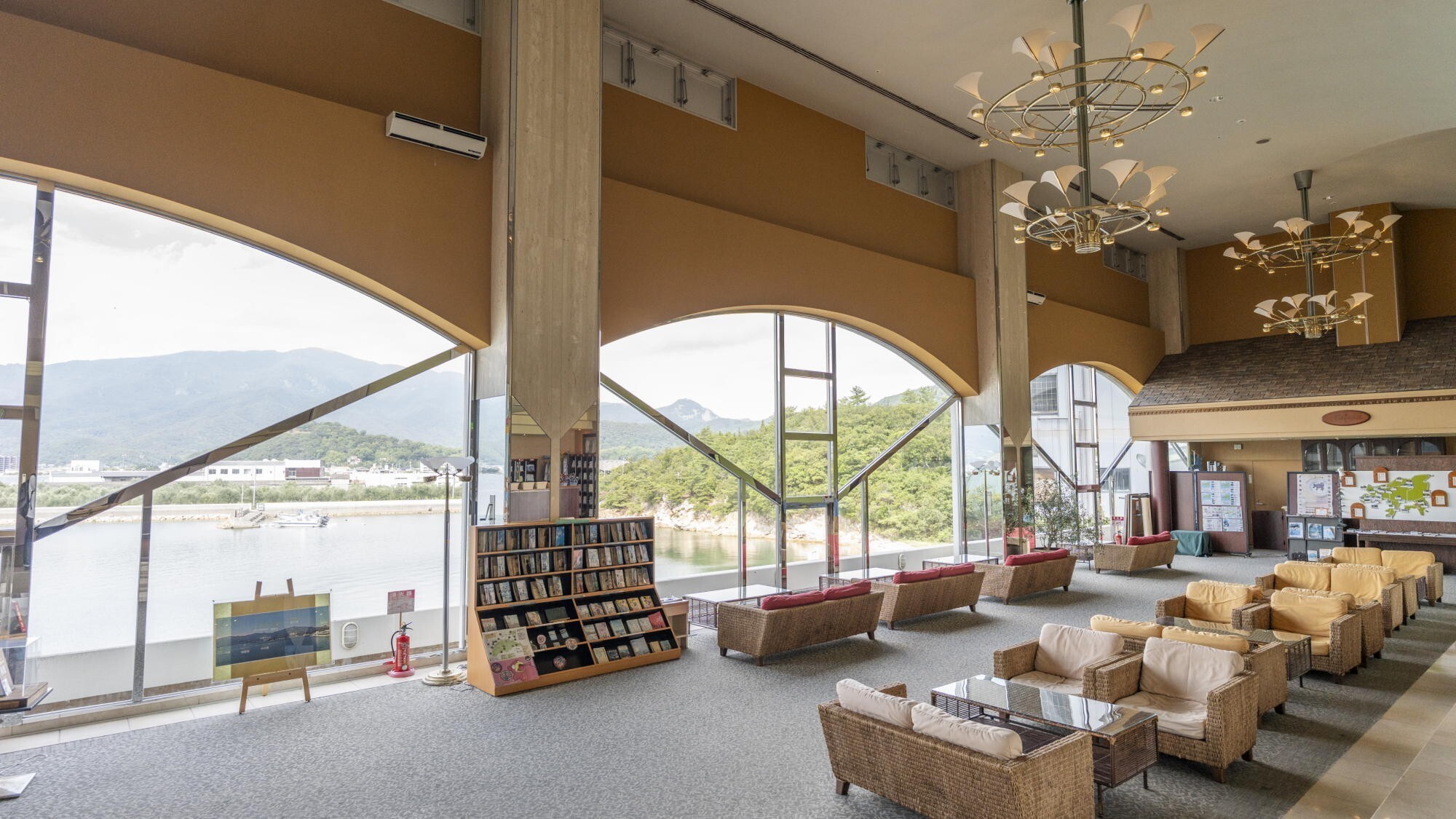 ◆ロビー｜瀬戸内の海を眺めながら、のんびりとお過ごしください。