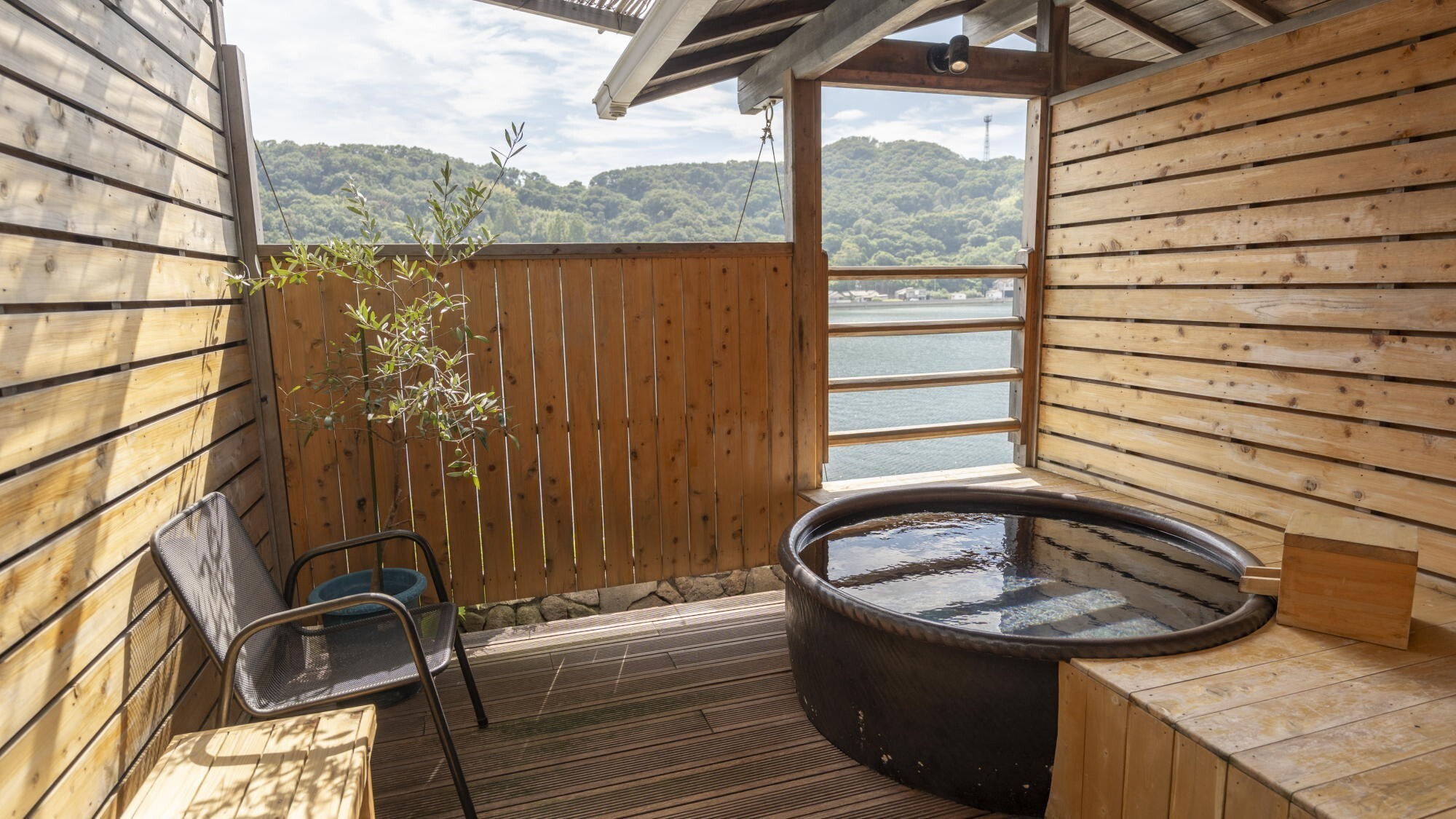 ◆貸切露天風呂（有料）｜脱衣所も洗い場も広々。小さなお子様連れにも◎