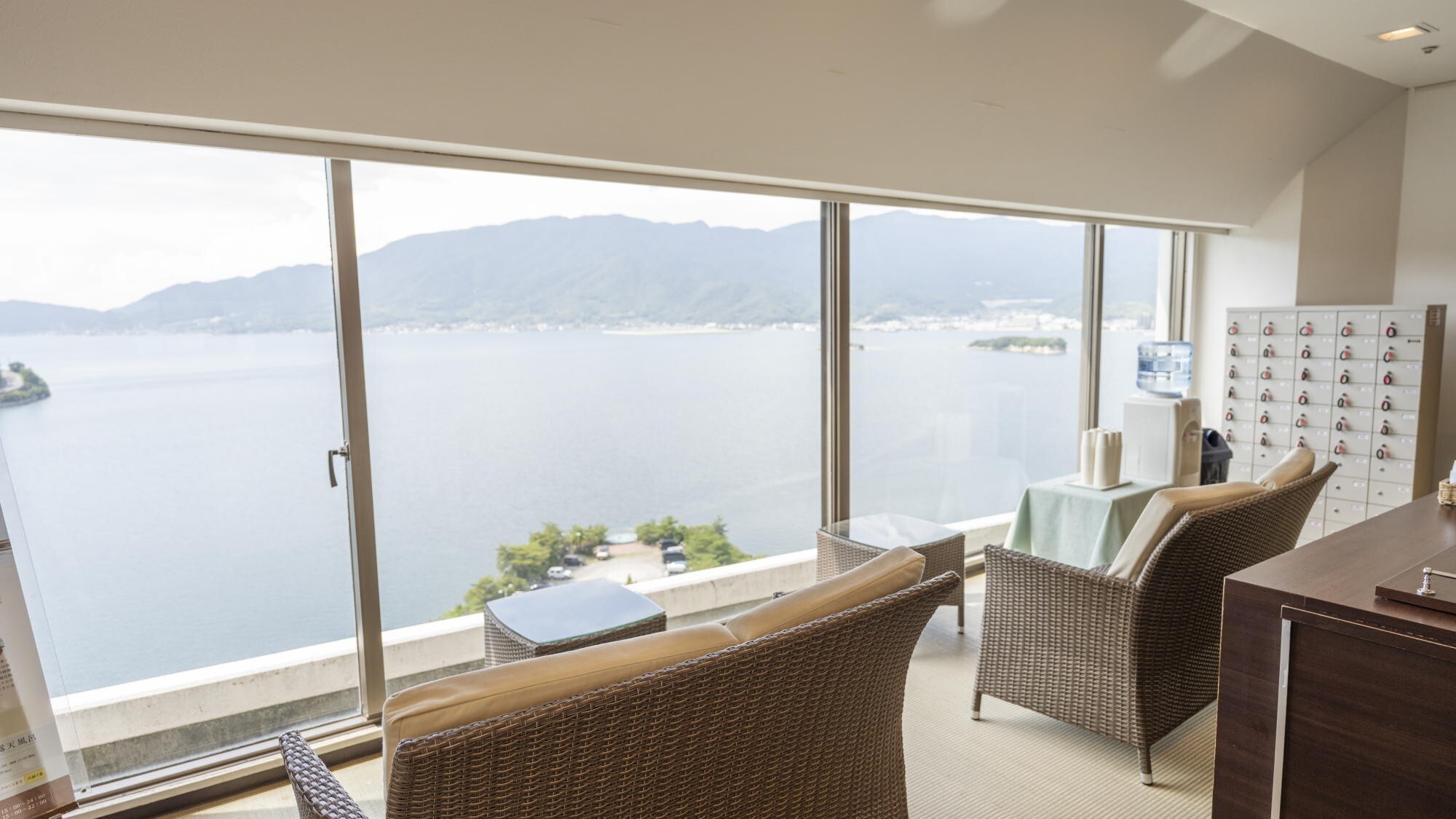 ◆大浴場脱衣所｜滞在中は、何度でも入浴可能！ホテル最上階の展望大浴場は、眺望も抜群。