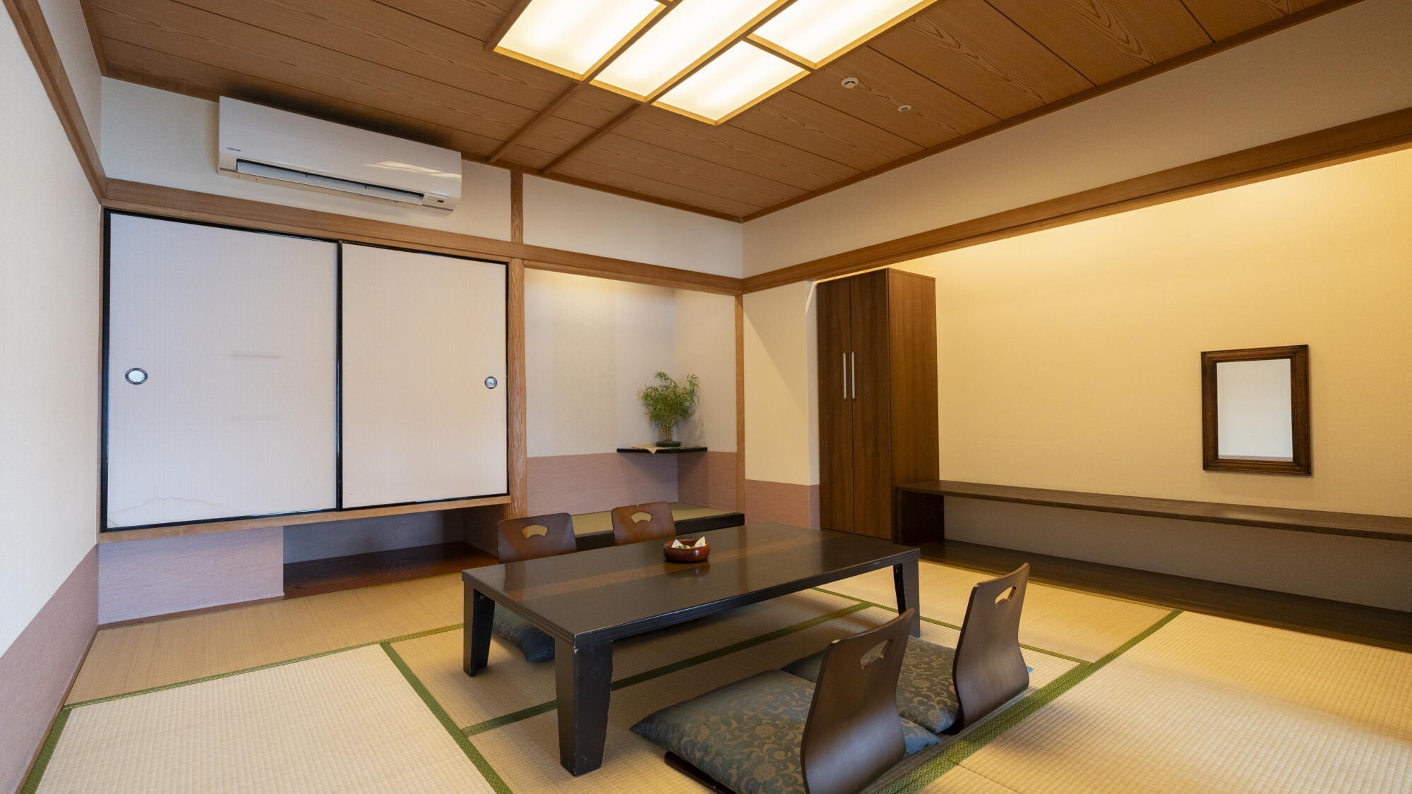 ◆ロイヤルスイート｜洋室2間と和室8畳を併せ持つ120㎡の非常にゆったりとした間取りです。