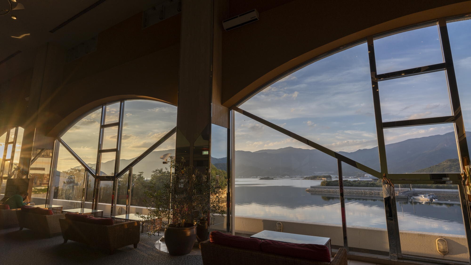 ◆ロビー｜瀬戸内の穏やかな海を是非ご覧ください♪