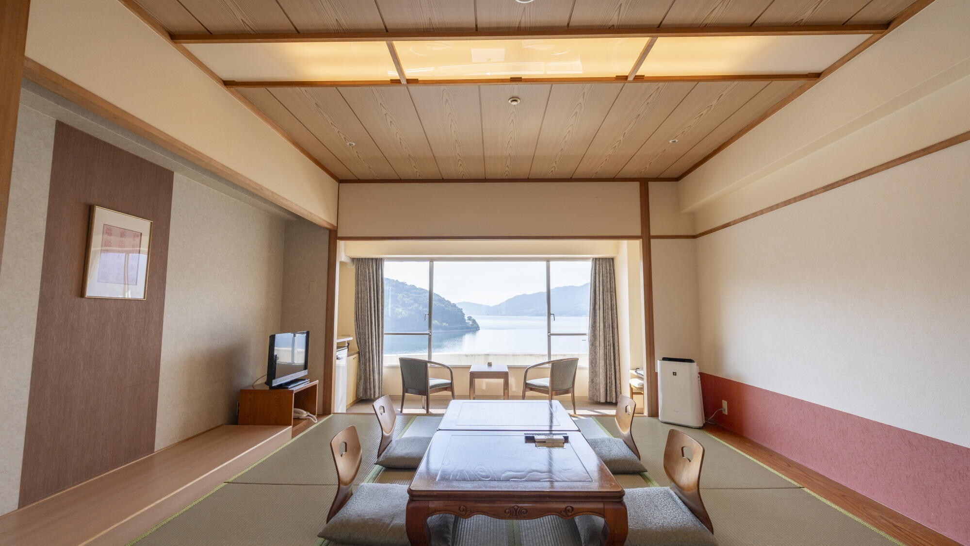 ◆和室｜ゆとりある10畳の広々とした和室は、足をのばしてごゆっくりお寛ぎ頂けます。